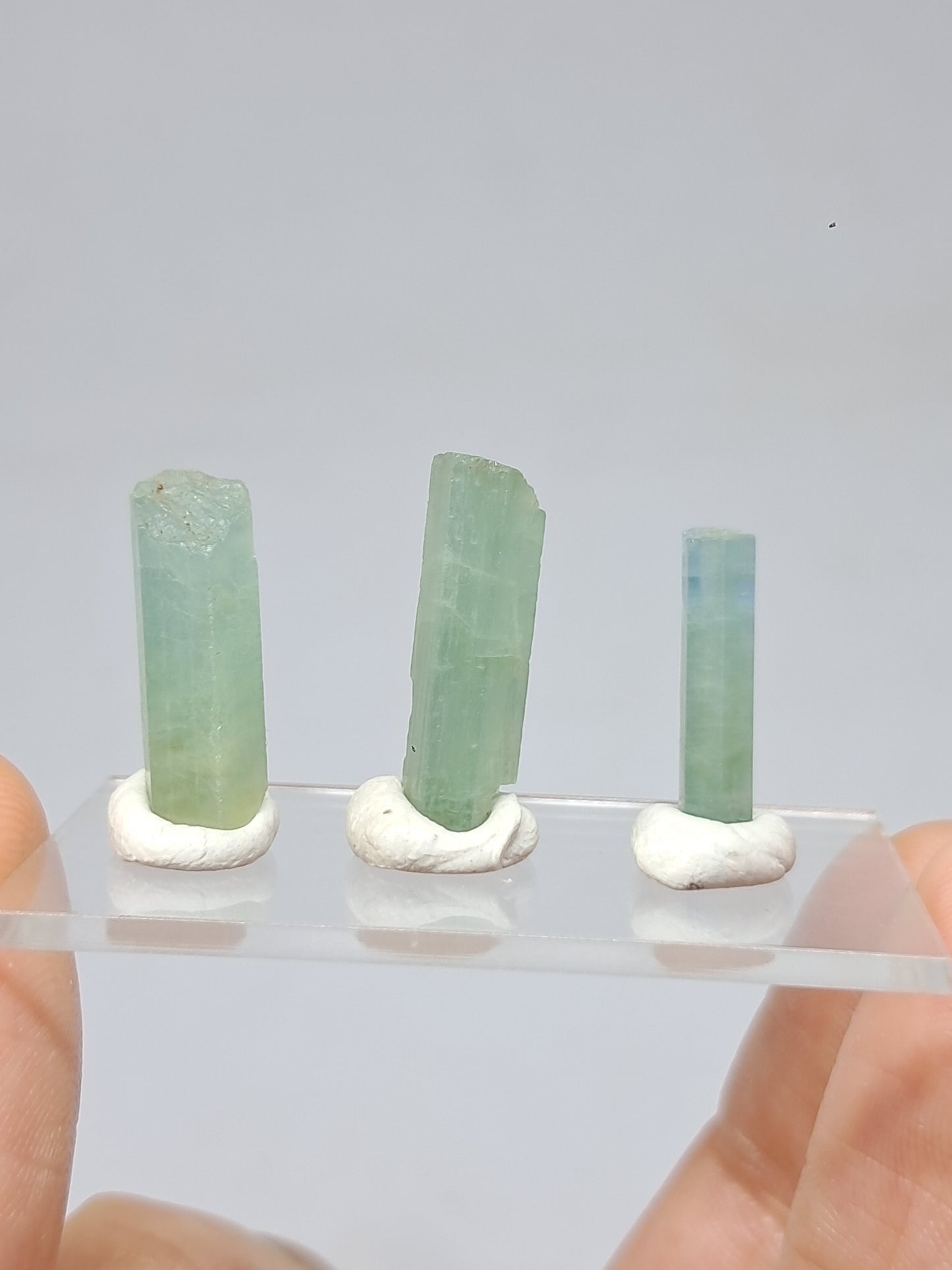 Conjunto de 3 Aguamarinas (Karur) Cristales Hexagonales en Bruto | Ejemplar Mineral n.° AQM34