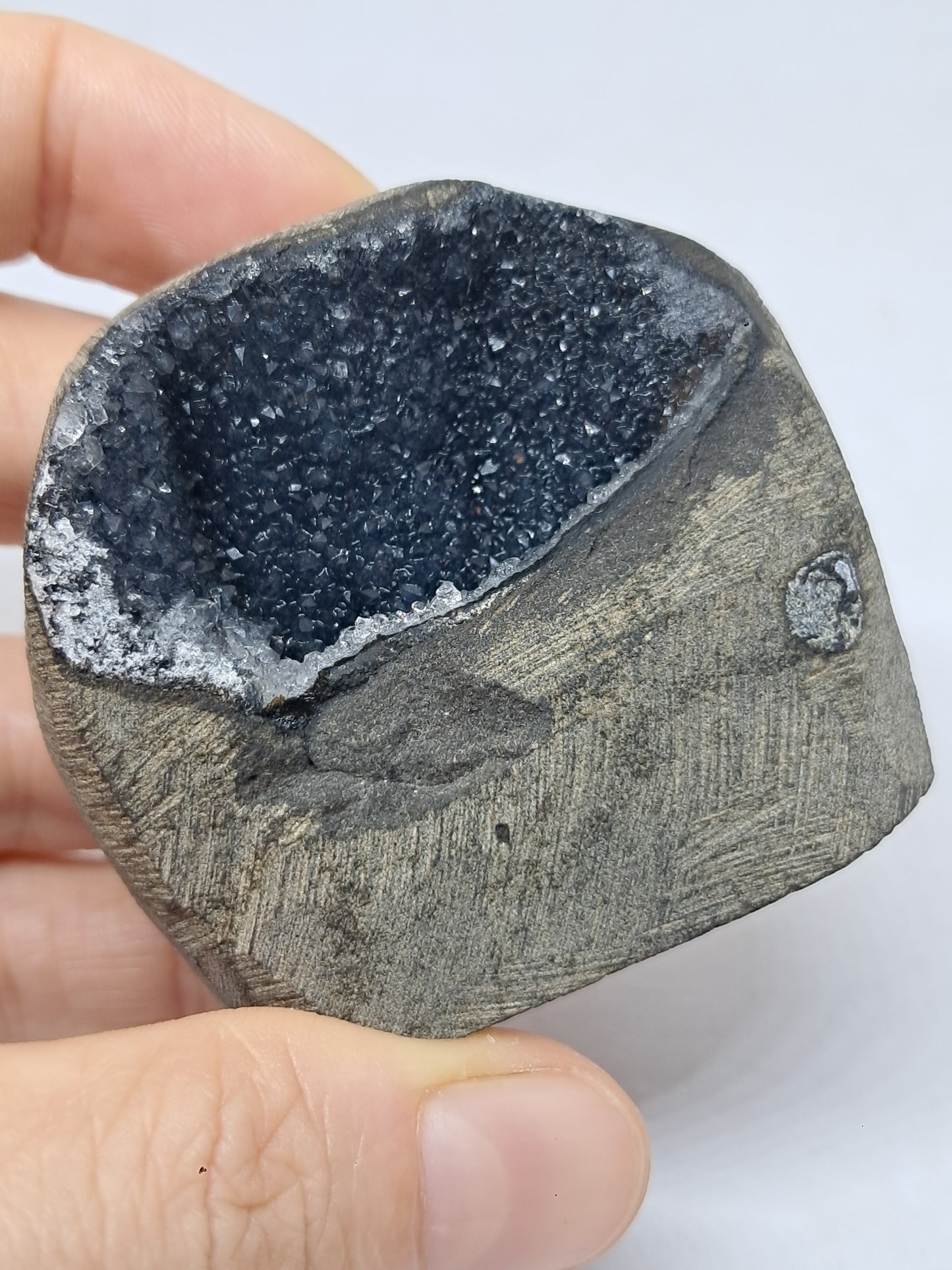 Calcedonia negra en geoda de basalto (Nashik) | Cristal natural | Ejemplar mineral n.° BC19
