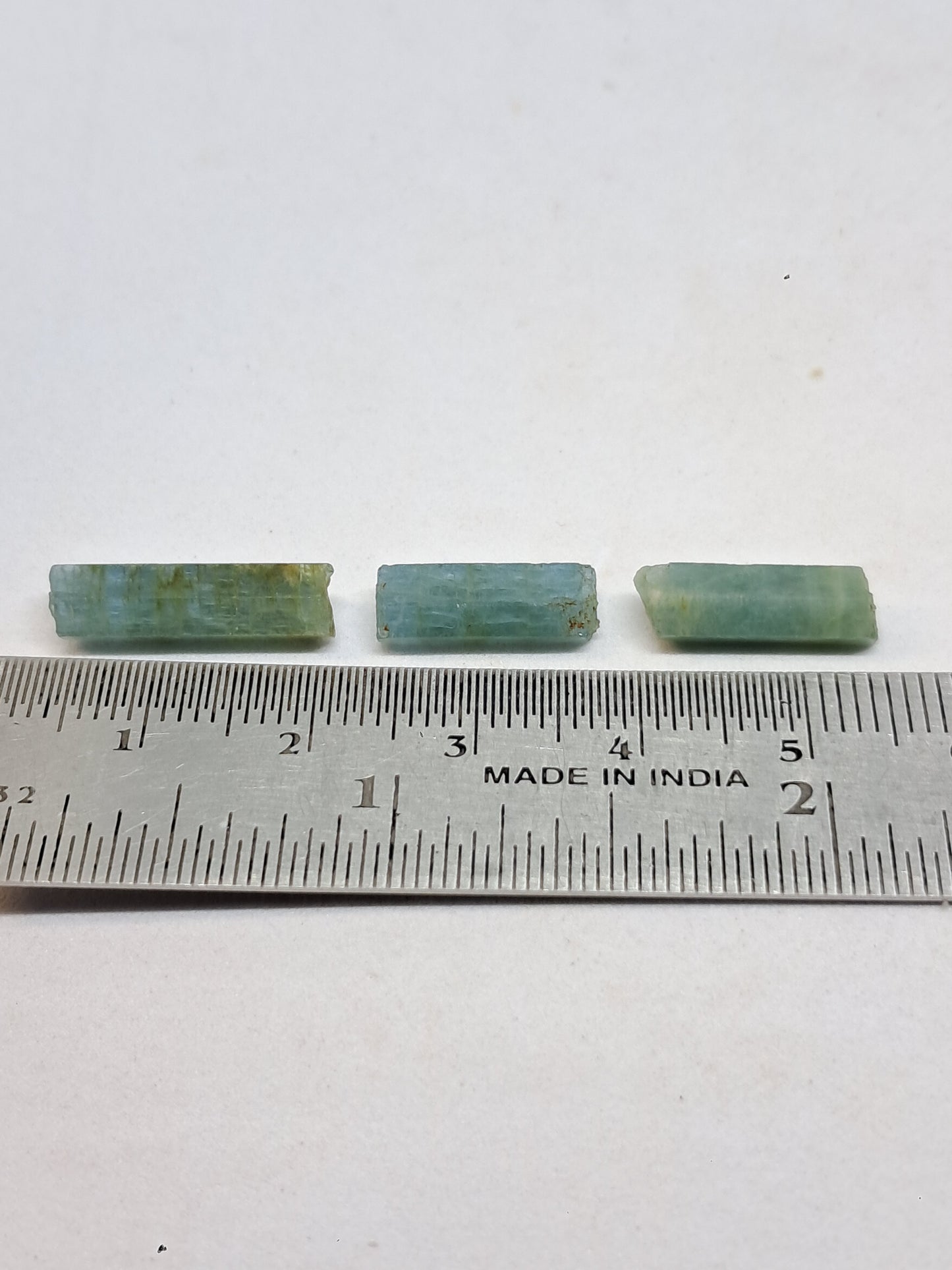 Conjunto de 3 Aguamarinas (Karur) Cristales Hexagonales en Bruto | Ejemplar Mineral n.° AQM35