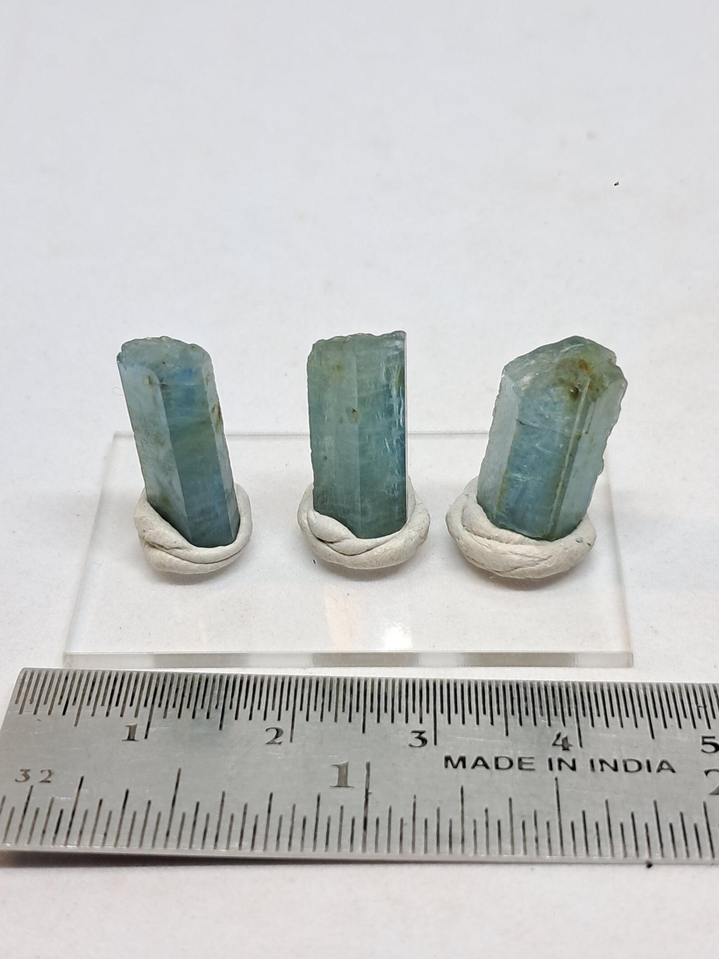 Conjunto de 3 Aguamarinas (Karur) Cristales Hexagonales en Bruto | Ejemplar Mineral n.° AQM26
