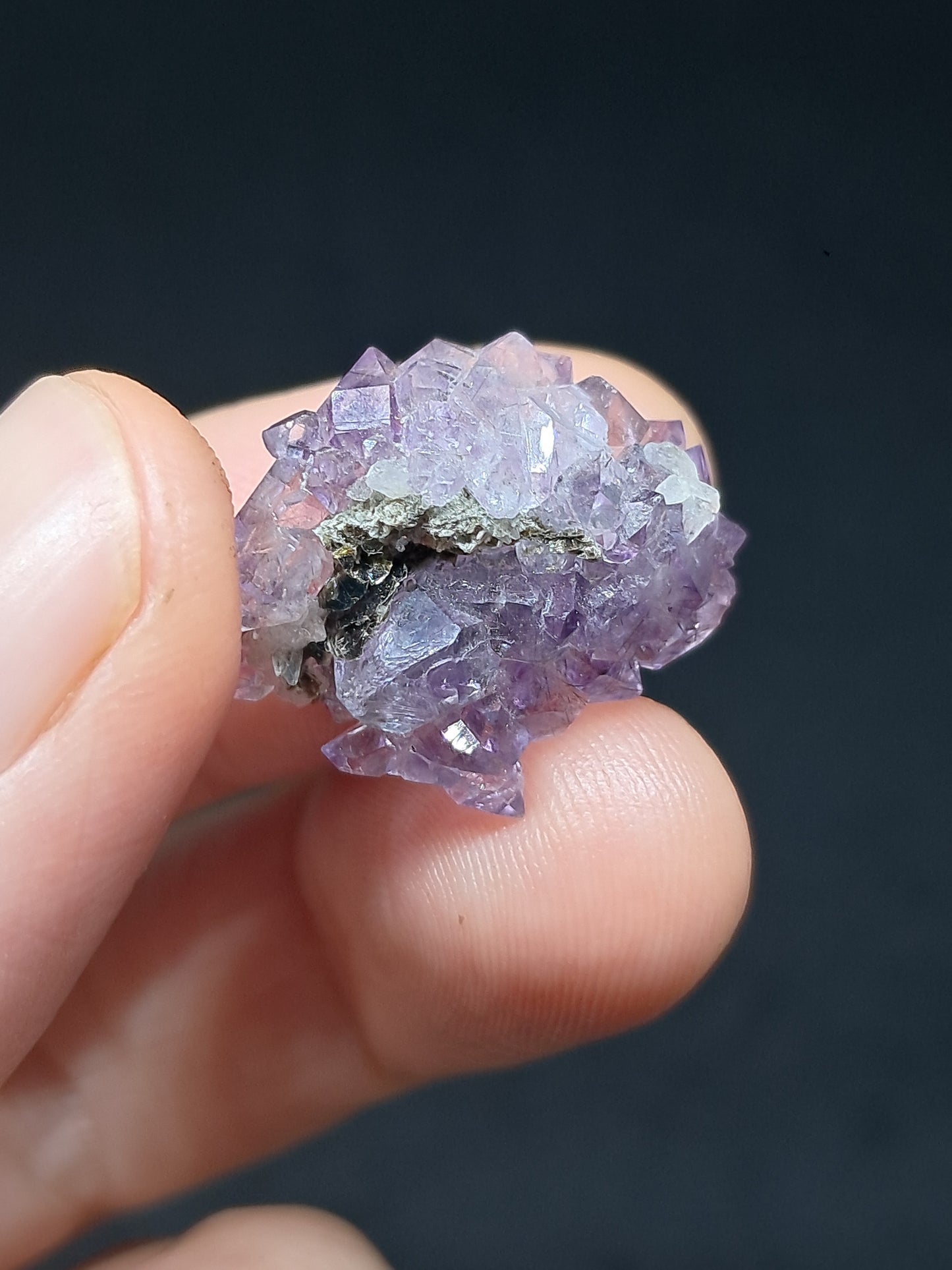 Amatista brillante con inclusiones "Super Seven" y mica (Karur) | Cristal en bruto | Piedra natural | Ejemplar mineral n.° KA153