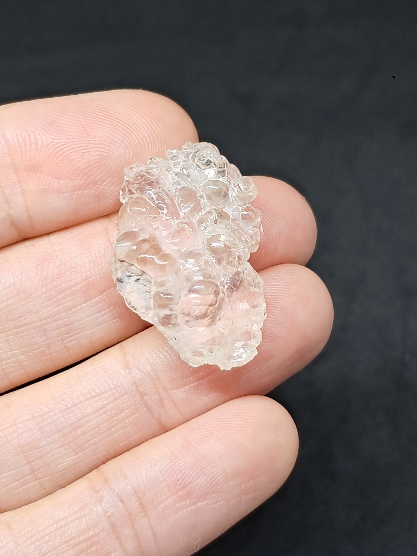 Ópalo hialita (México), cristal en bruto, piedra reactiva a los rayos UV | Ejemplar mineral n.° OH4