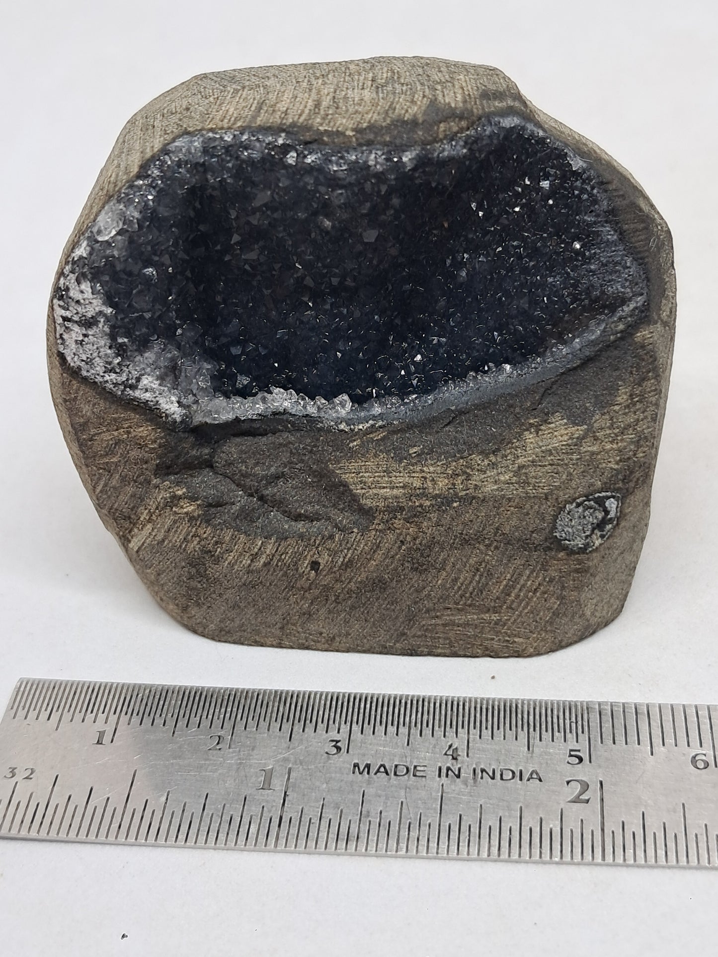Calcedonia negra en geoda de basalto (Nashik) | Cristal natural | Ejemplar mineral n.° BC19
