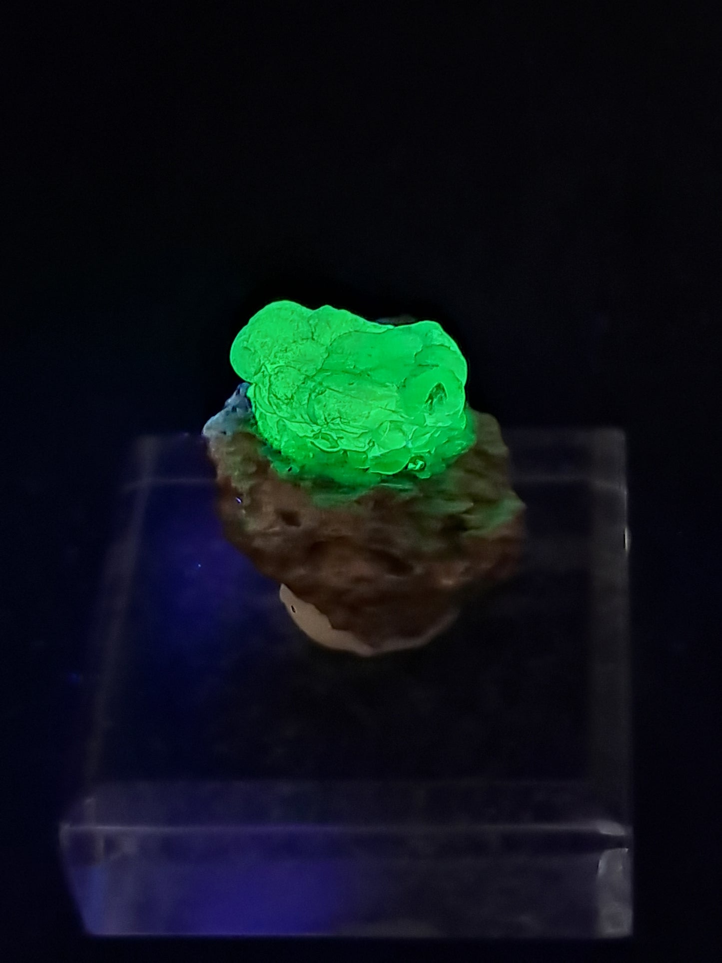 Ópalo hialita reactivo a los rayos UV en matriz (México), piedra cristalina en bruto | Ejemplar mineral n.° OH2