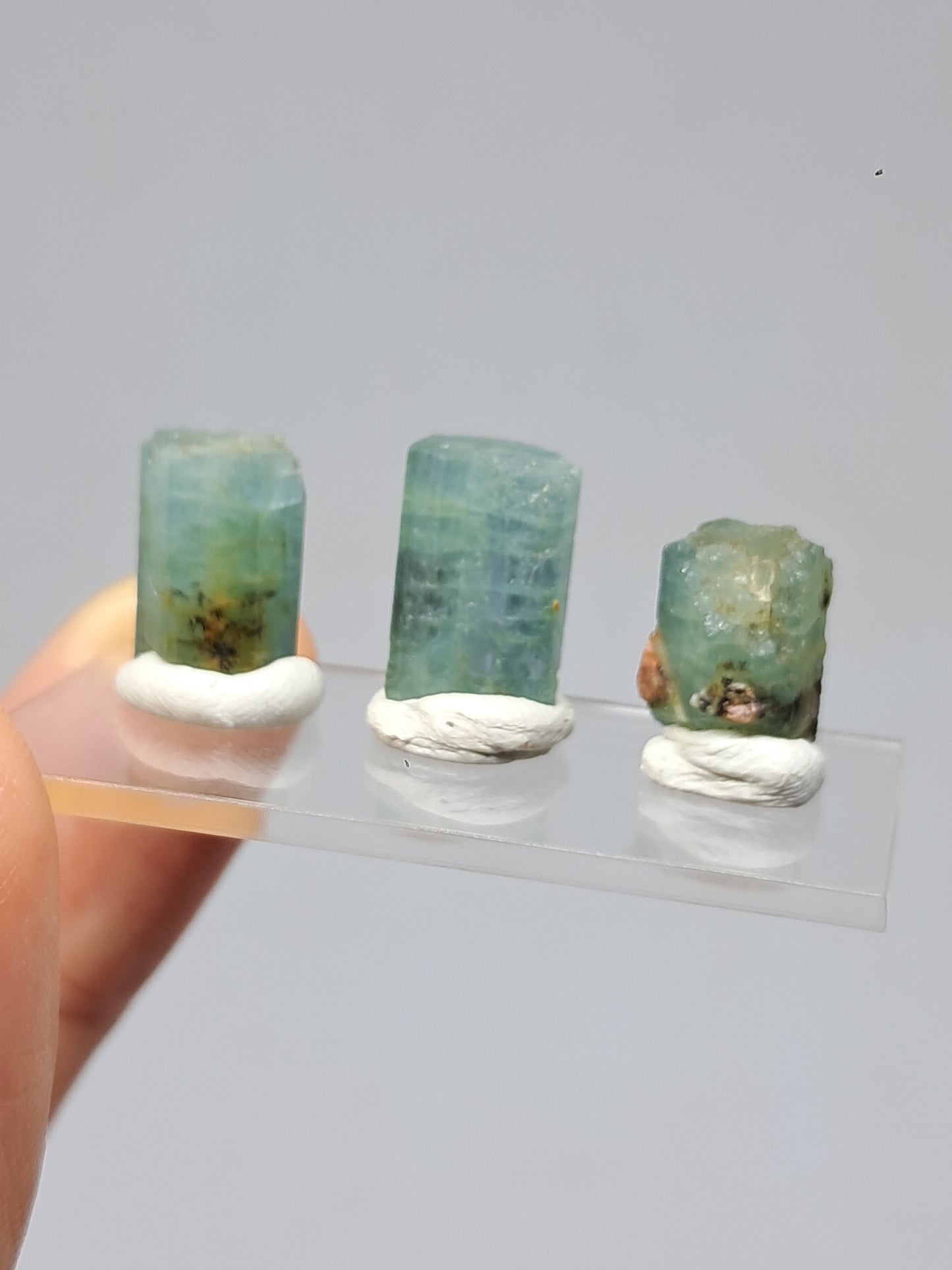Conjunto de 3 Aguamarinas (Karur) Cristales Hexagonales en Bruto | Ejemplar Mineral n.° AQM38