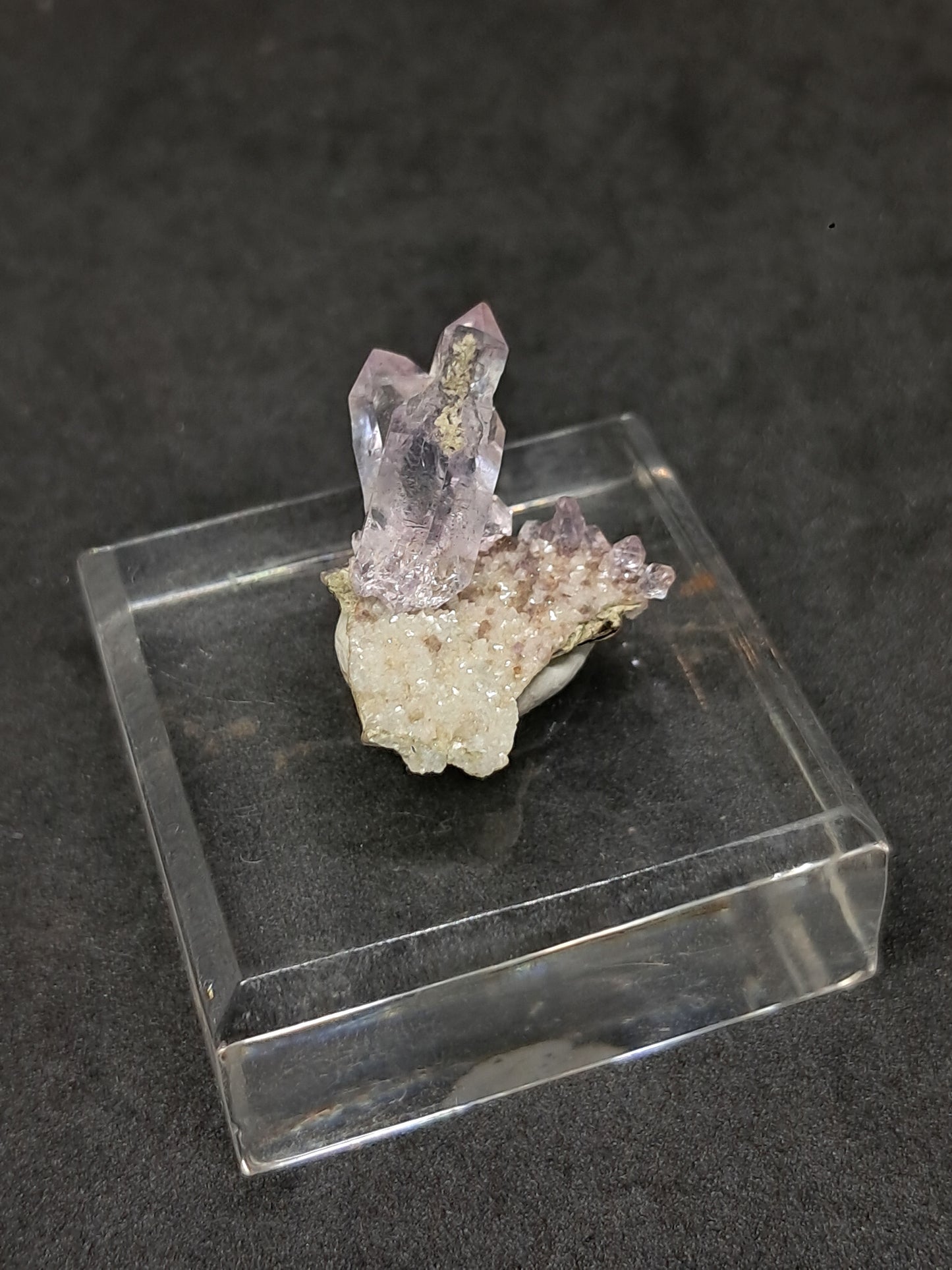 Cúmulo de cetro de amatista sobre base de calcedonia y mica Elestial (Karur) | Cúmulo de cristal | Piedra natural | Ejemplar mineral n.° KA99