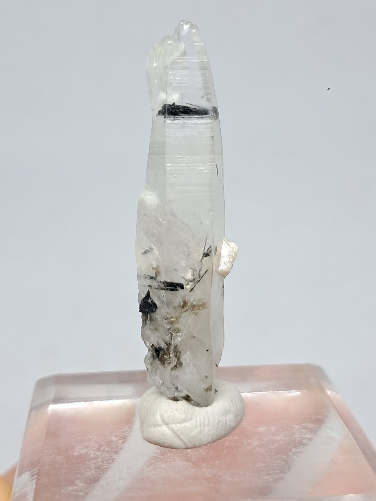 Punta de cristal de cuarzo turmalinado (karur), piedra natural | Ejemplar mineral n.° TQ28
