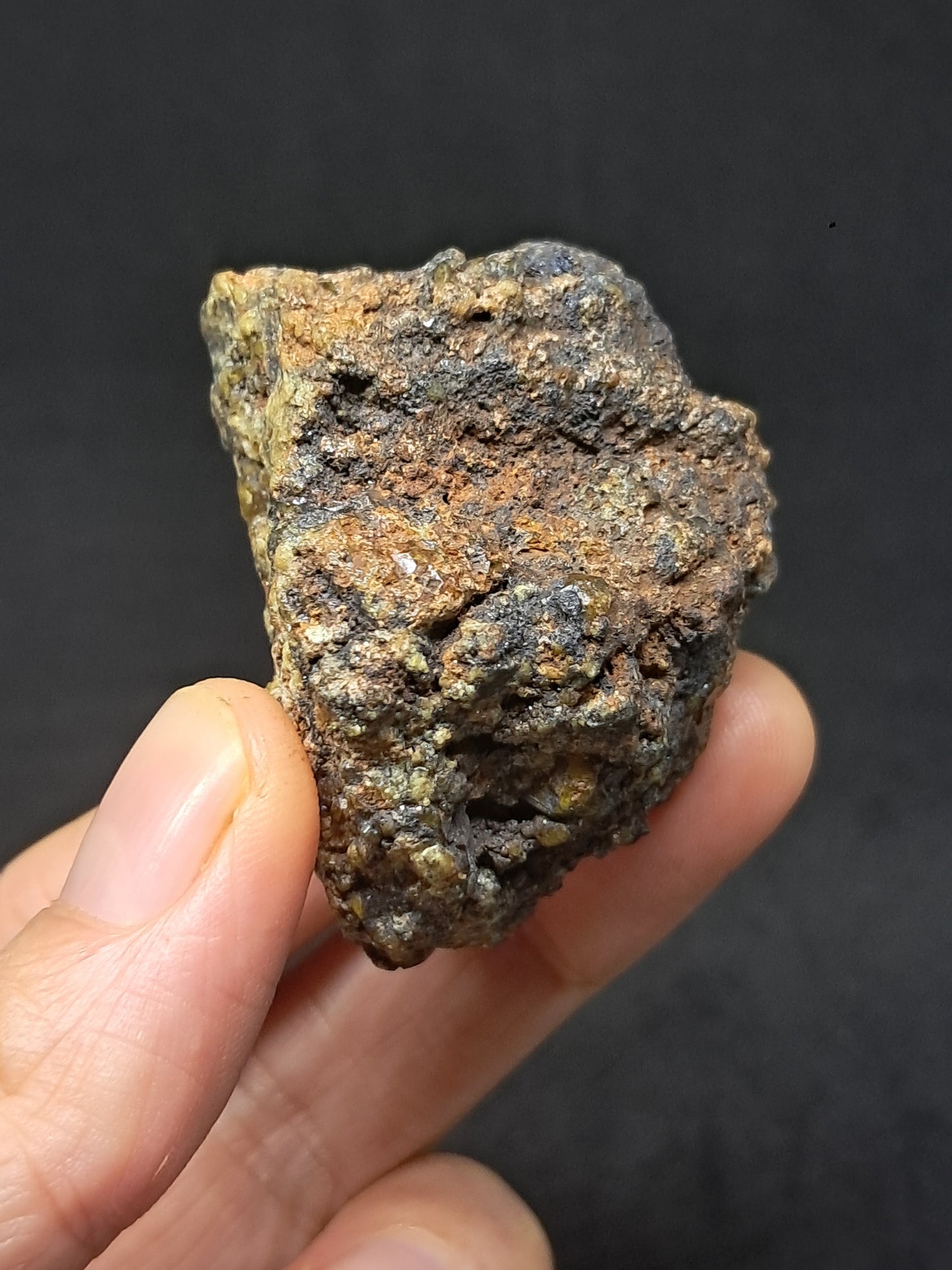 Cúmulo de granate verde en matriz (México) | Cristal en bruto | Ejemplar mineral n.° GR16