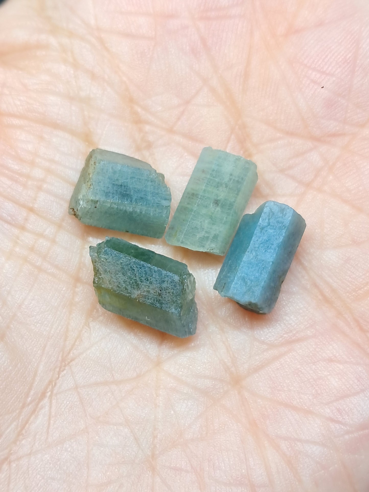 Conjunto de 4 cristales hexagonales de aguamarina (Karur) en bruto | Ejemplar mineral n.° AQM32