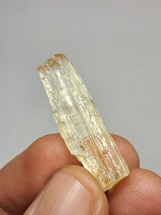 Escapolita *Calidad de gema* (Karur) Cristal natural | Ejemplar mineral n.° SCP3