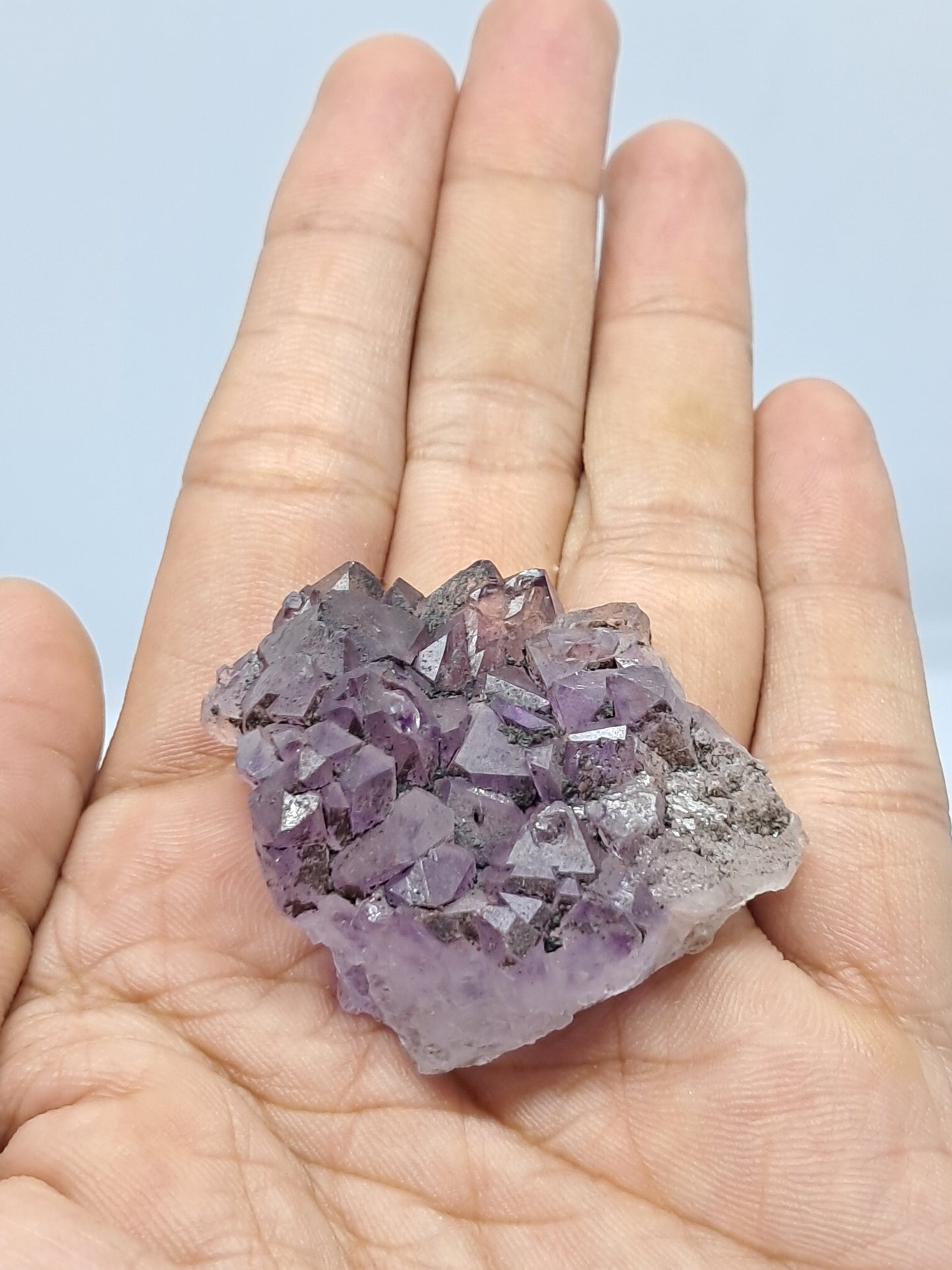 Cúmulo de amatista en cetro con cúmulo de cristales de hematita (karur) | Piedra natural | Ejemplar mineral n.° KA80