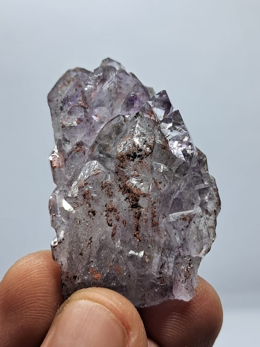 Amatista en racimo con cristal de hematita (karur) y cuarzo morado | Piedra natural | Ejemplar mineral n.° KA87