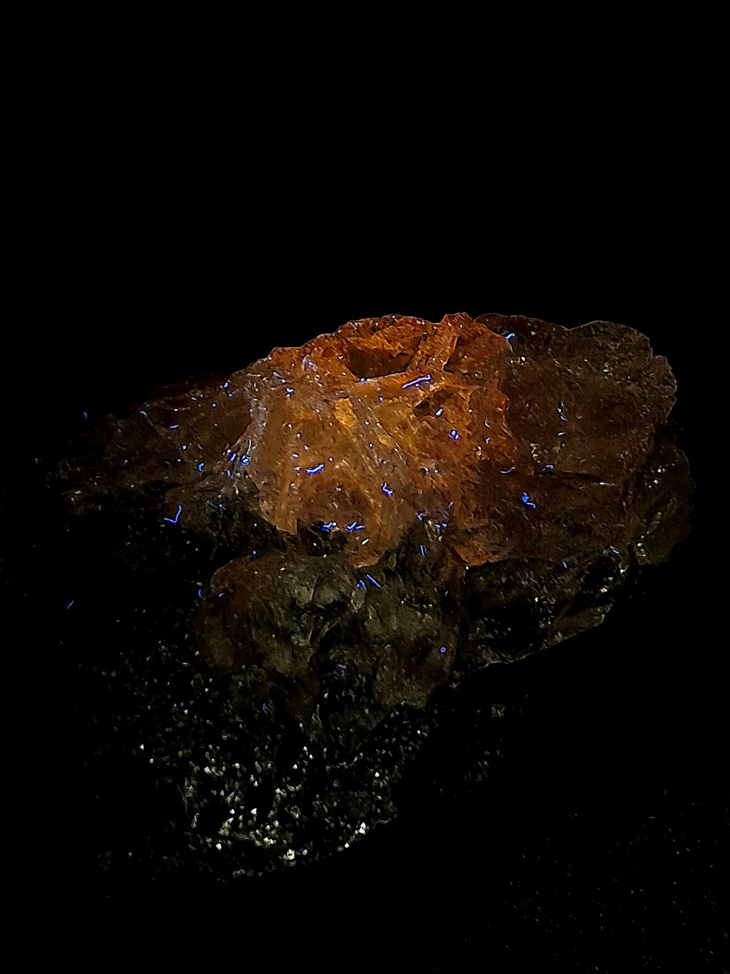 Amatista con limonita en formación de panal sobre matriz de clinoclorita (Karur) | Cúmulo cristalino | Piedra natural | Ejemplar mineral n.° KA103