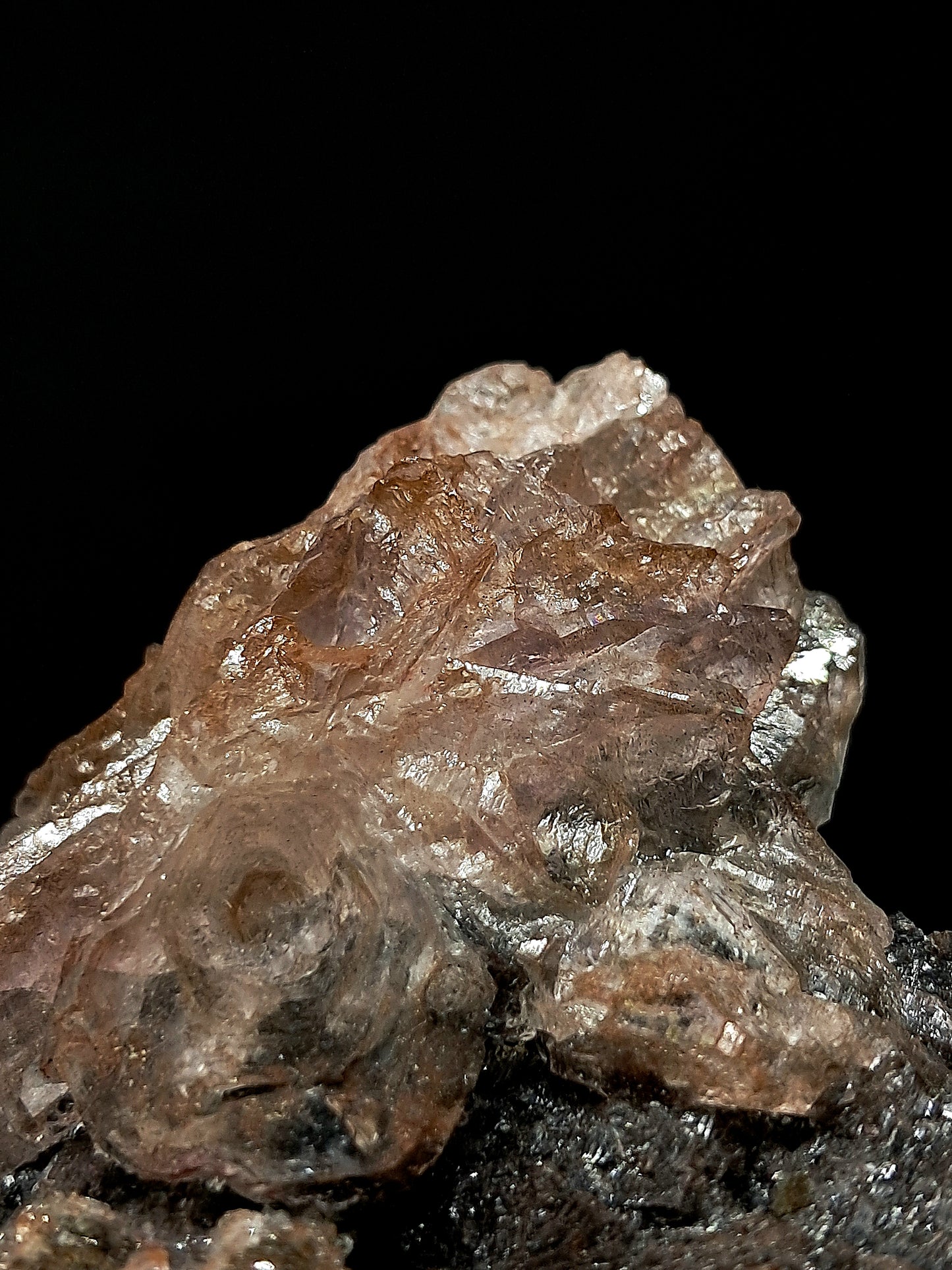 Amatista con limonita en formación de panal sobre matriz de clinoclorita (Karur) | Cúmulo cristalino | Piedra natural | Ejemplar mineral n.° KA103