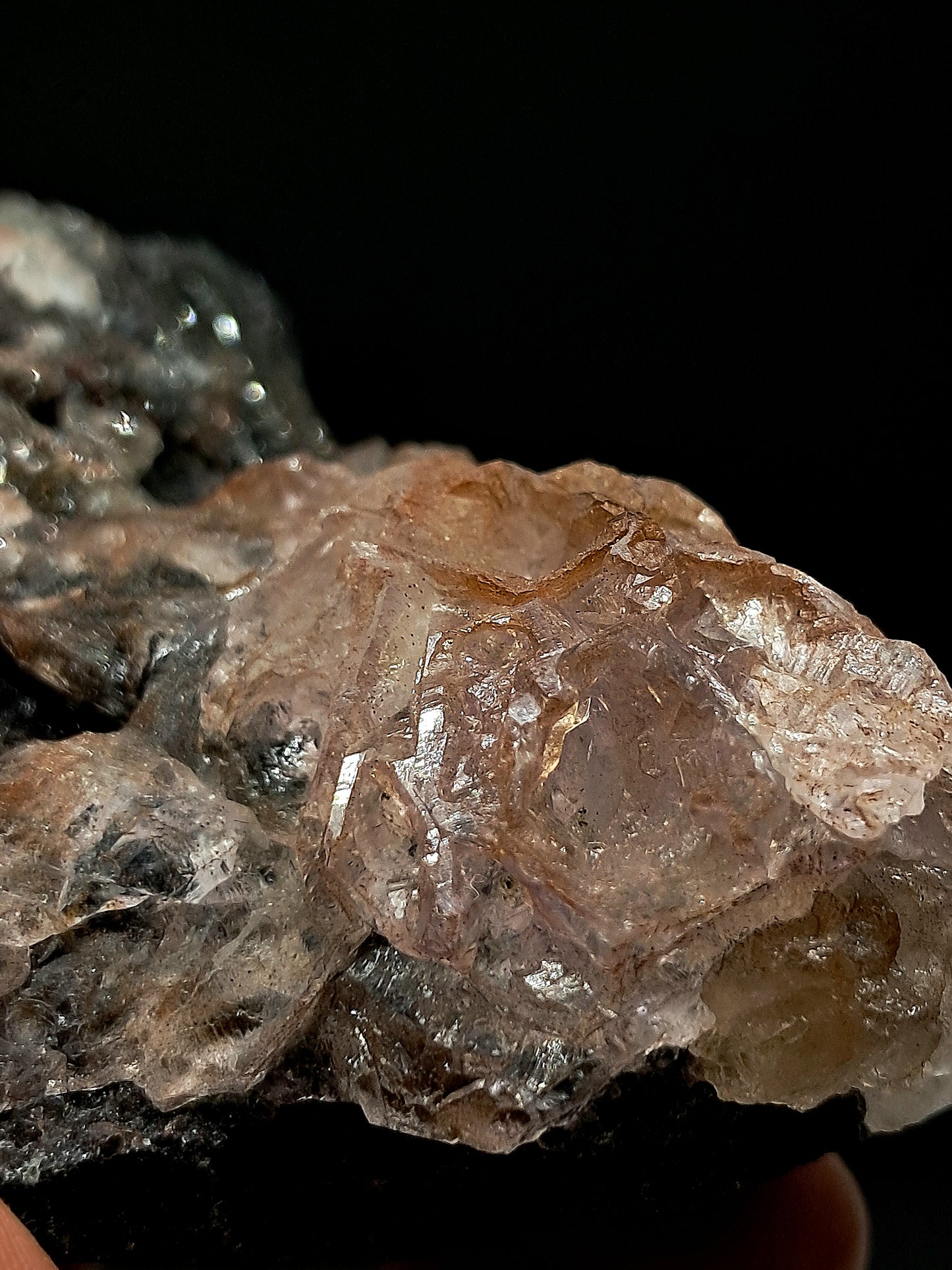 Amatista con limonita en formación de panal sobre matriz de clinoclorita (Karur) | Cúmulo cristalino | Piedra natural | Ejemplar mineral n.° KA103