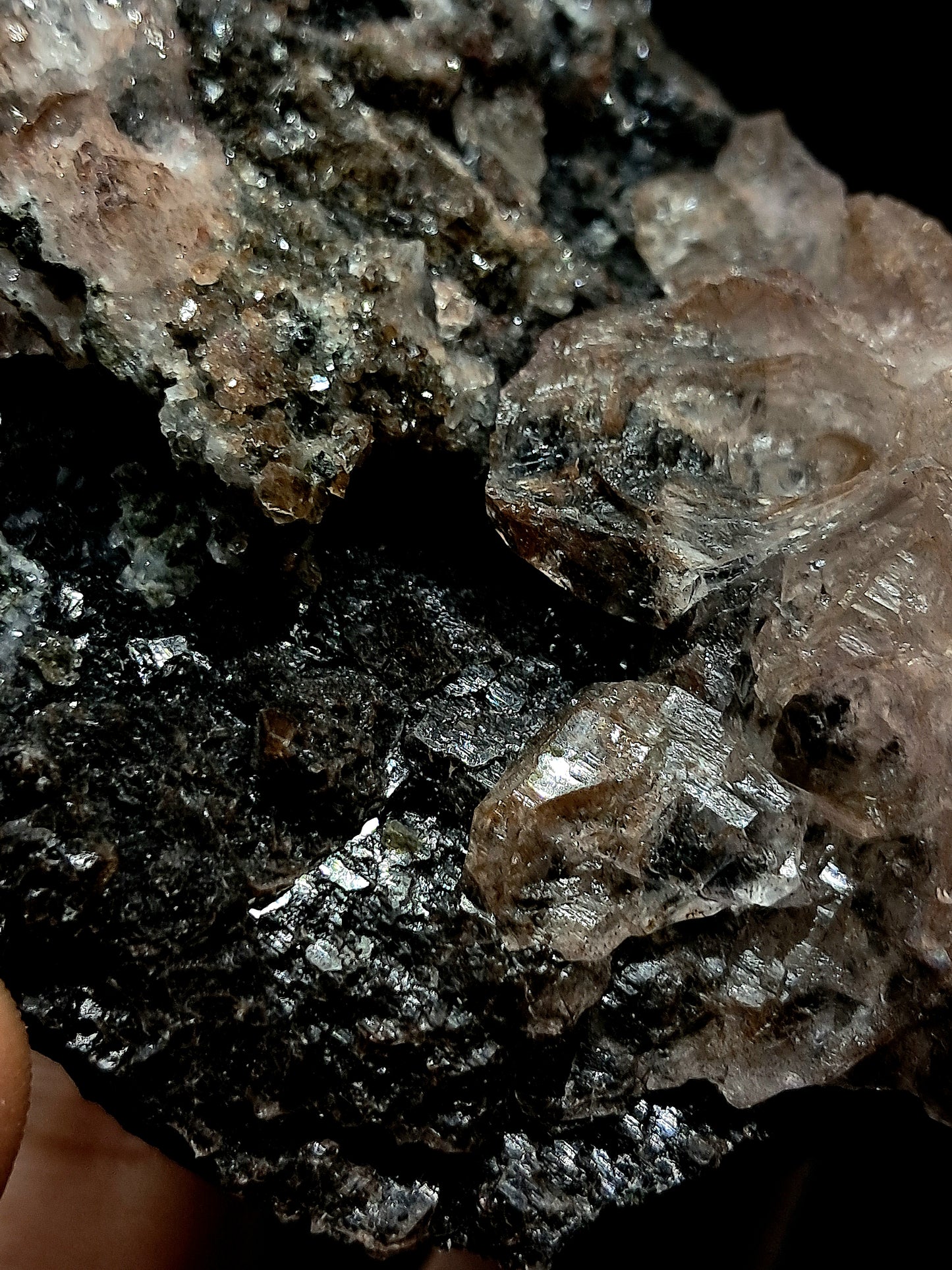 Amatista con limonita en formación de panal sobre matriz de clinoclorita (Karur) | Cúmulo cristalino | Piedra natural | Ejemplar mineral n.° KA103