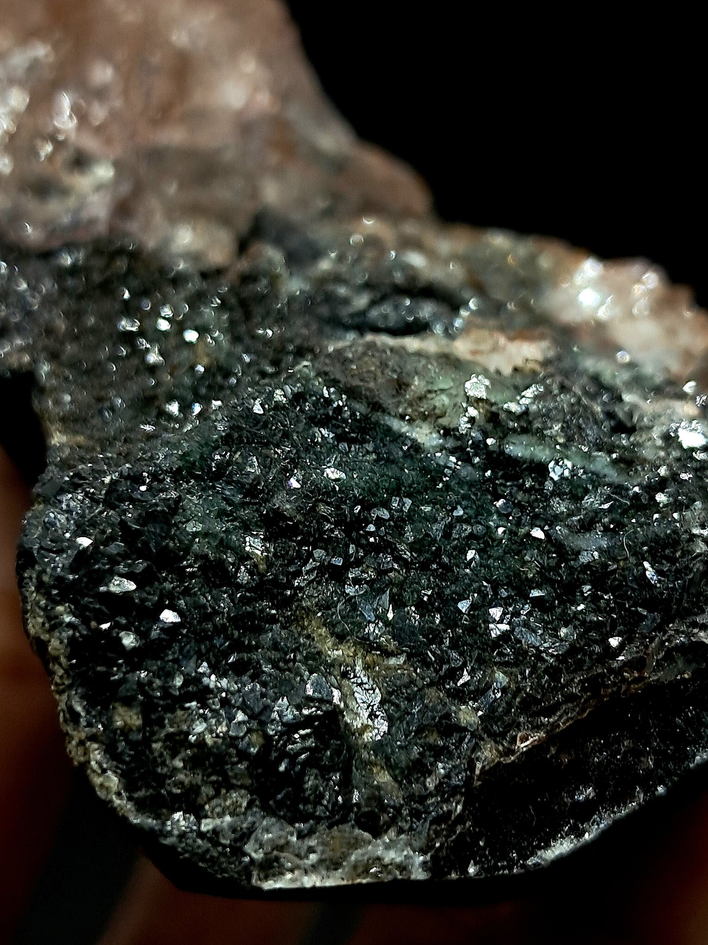 Amatista con limonita en formación de panal sobre matriz de clinoclorita (Karur) | Cúmulo cristalino | Piedra natural | Ejemplar mineral n.° KA103