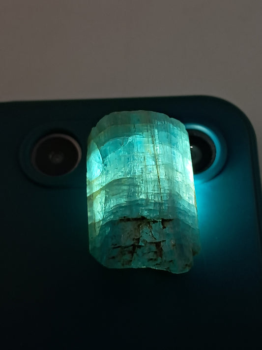 Aguamarina de alta calidad (Karur) en bruto, cristal hexagonal | Ejemplar mineral n.° AQM17