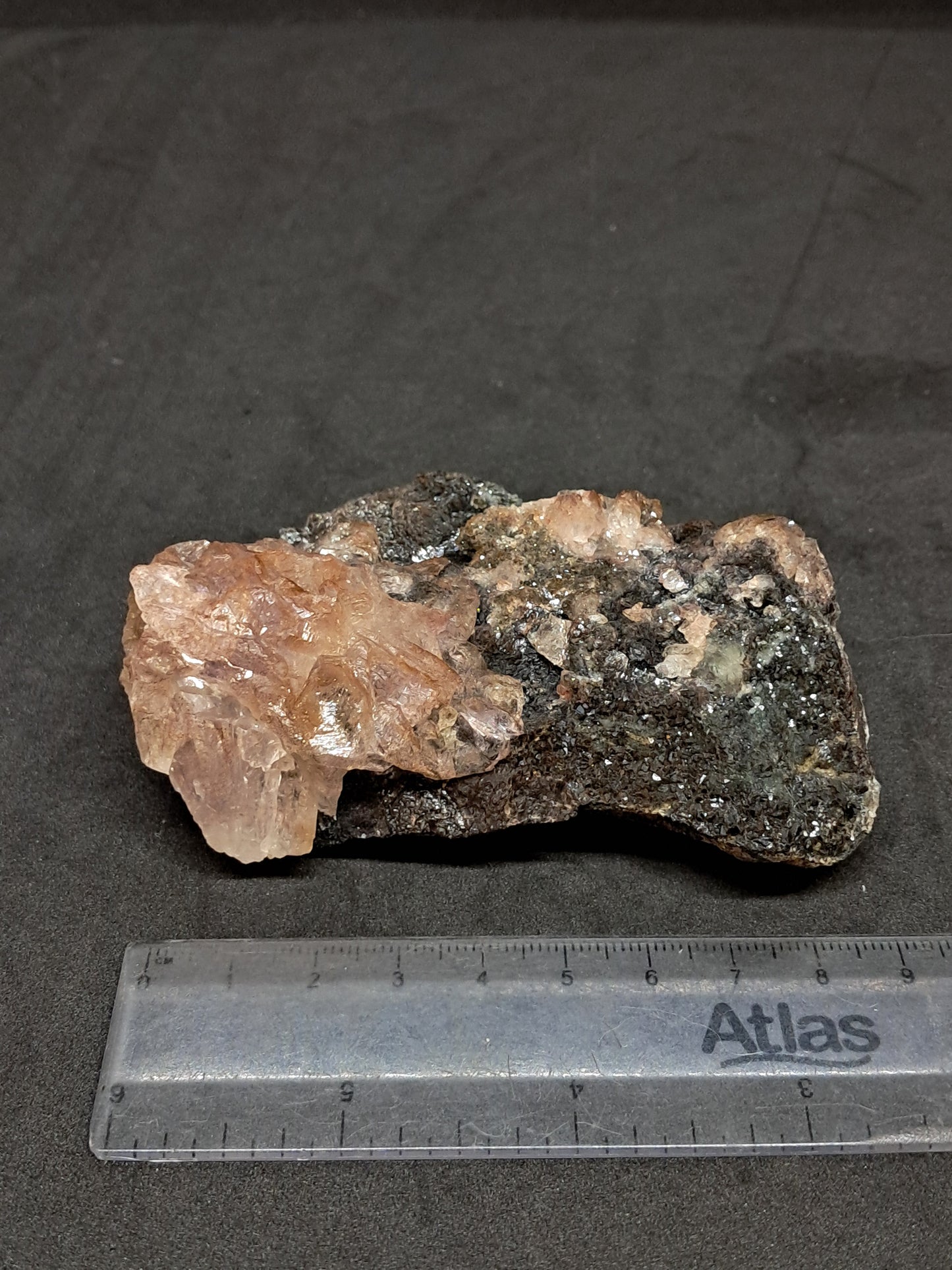 Amatista con limonita en formación de panal sobre matriz de clinoclorita (Karur) | Cúmulo cristalino | Piedra natural | Ejemplar mineral n.° KA103