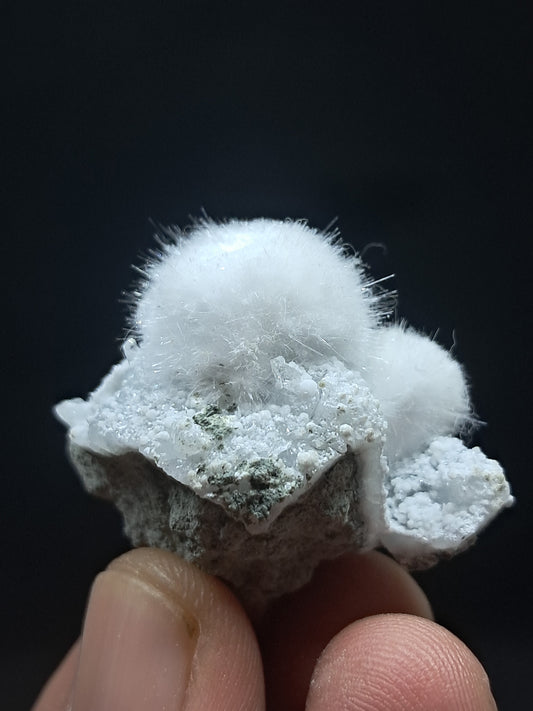 Ejemplar mineral de okenita sobre matriz de cuarzo y basalto (Bombay) | Cristal natural n.° OK34