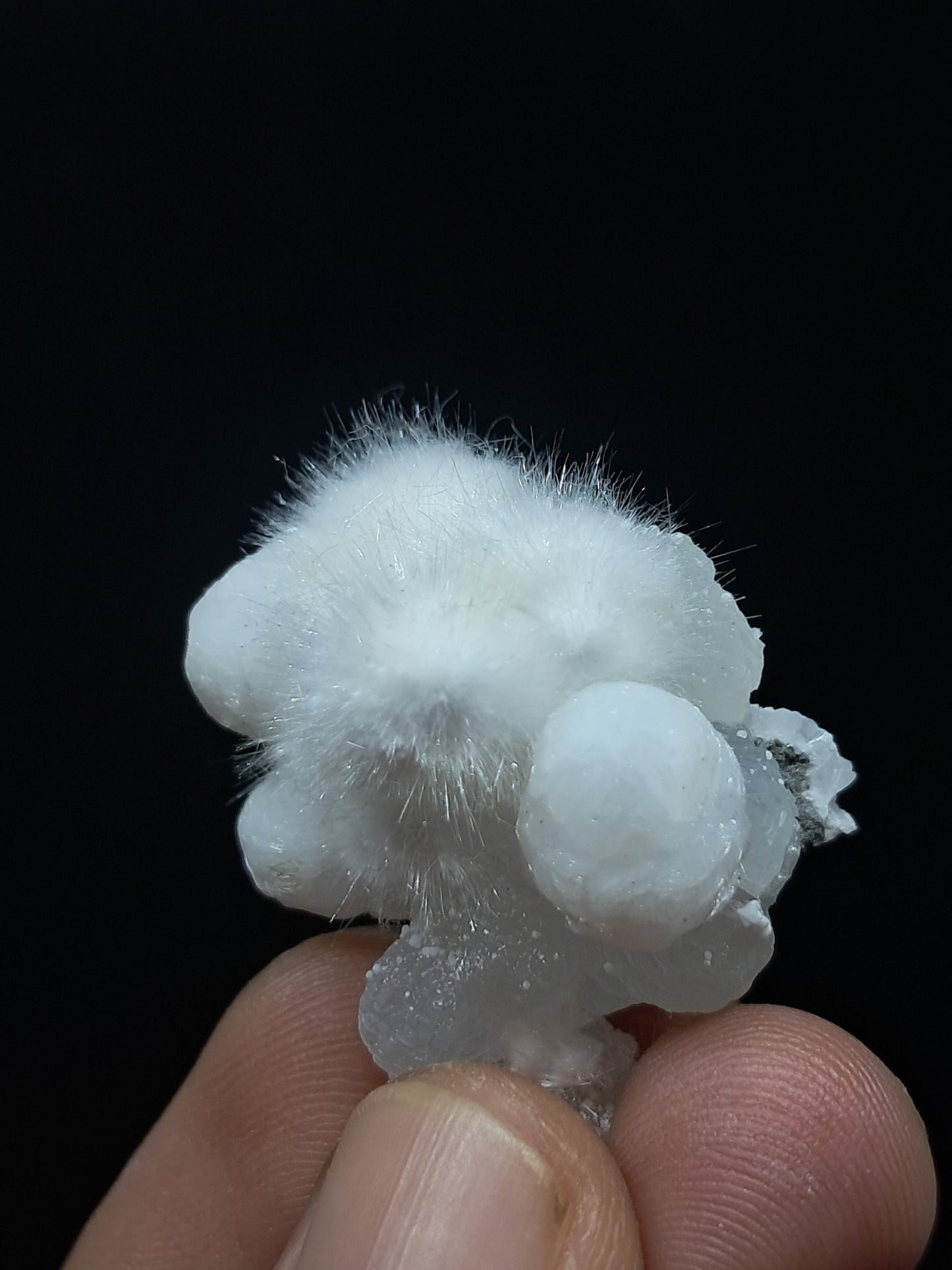 Ejemplar mineral de okenita sobre girolita (Bombay) | Cristal natural n.° OK35