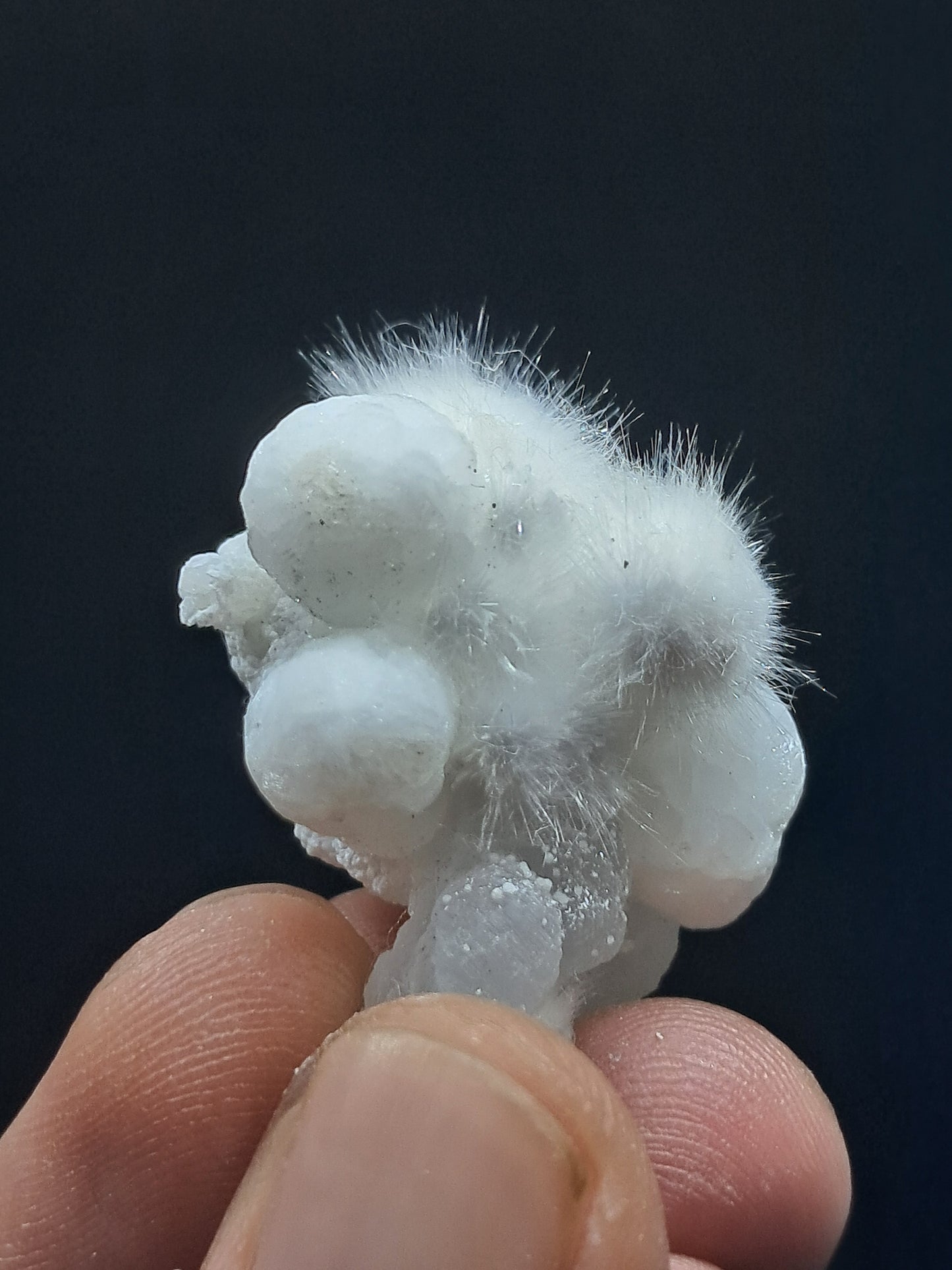 Ejemplar mineral de okenita sobre girolita (Bombay) | Cristal natural n.° OK35