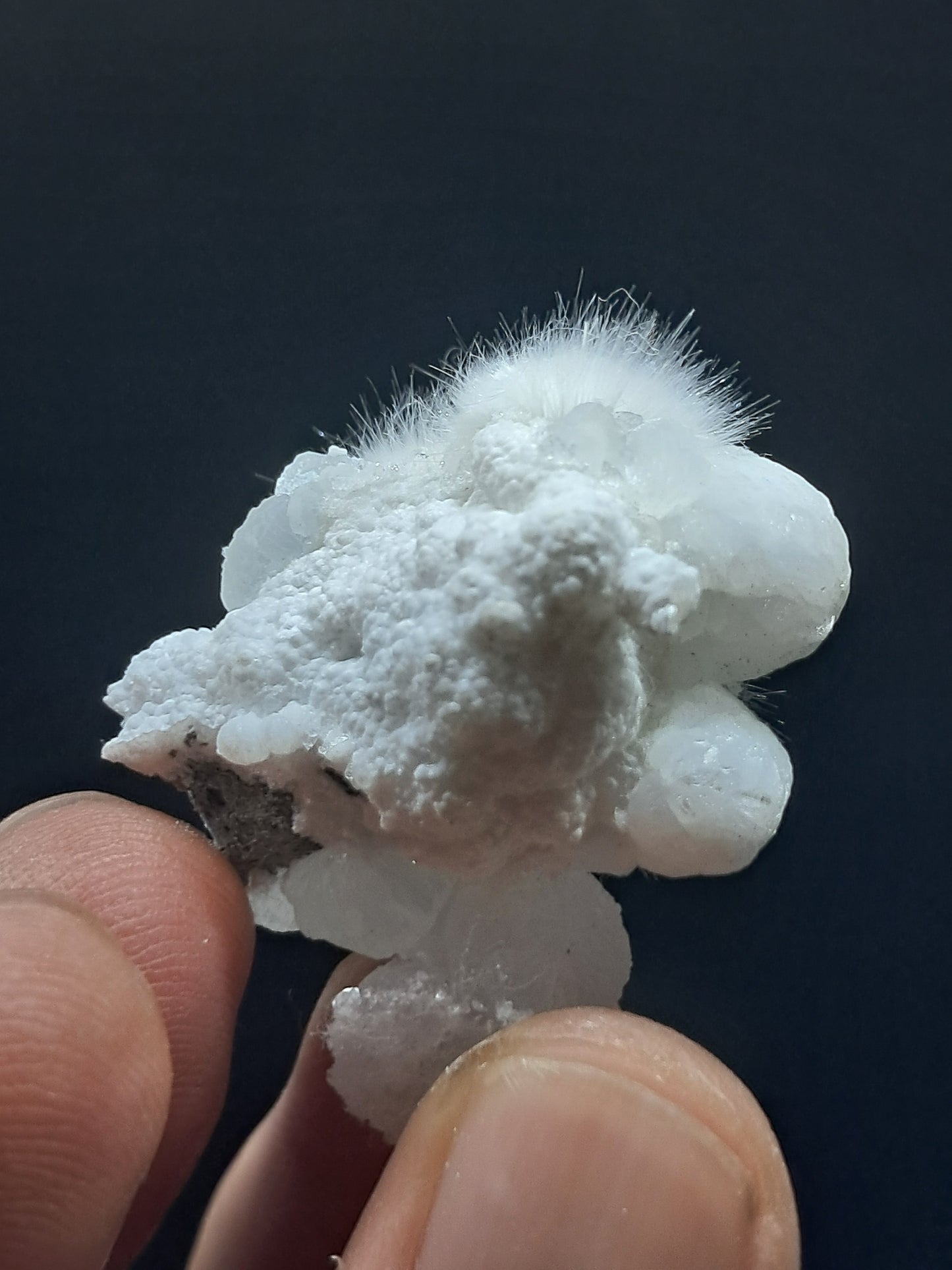 Ejemplar mineral de okenita sobre girolita (Bombay) | Cristal natural n.° OK35