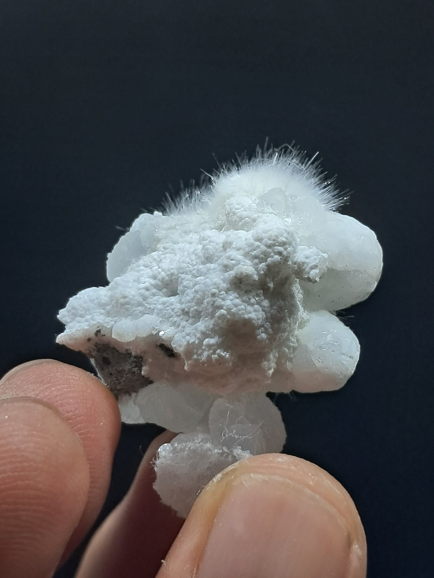 Ejemplar mineral de okenita sobre girolita (Bombay) | Cristal natural n.° OK35