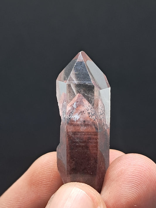 Punta de cristal natural de cuarzo fantasma hematita (Telangana) | Ejemplar mineral n.° HPQ2