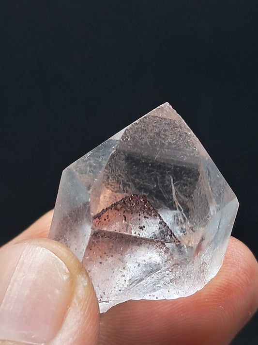 Punta de cristal natural de cuarzo fantasma hematita (Telangana) | Ejemplar mineral n.° HPQ3