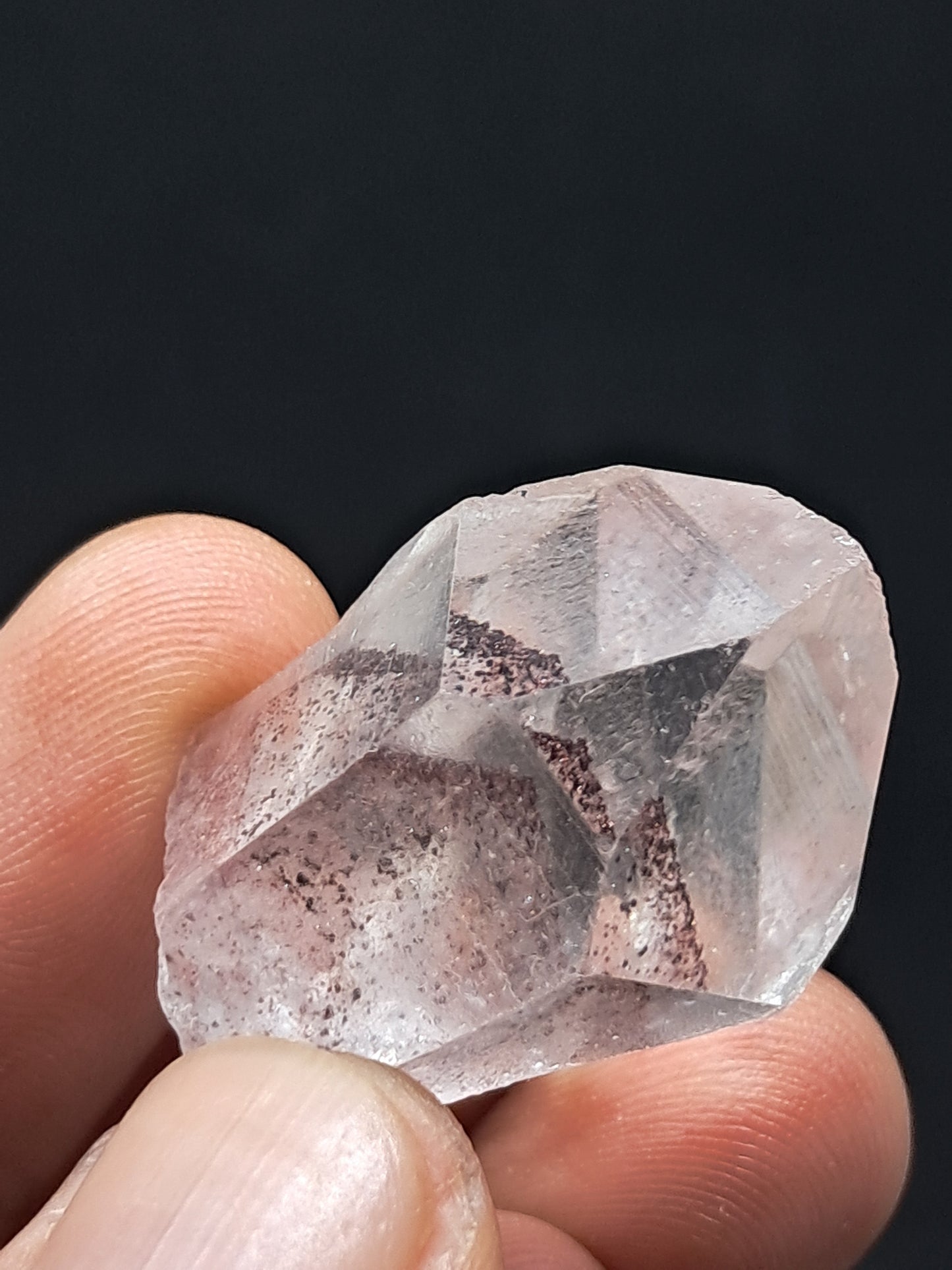 Punta de cristal natural de cuarzo fantasma hematita (Telangana) | Ejemplar mineral n.° HPQ3