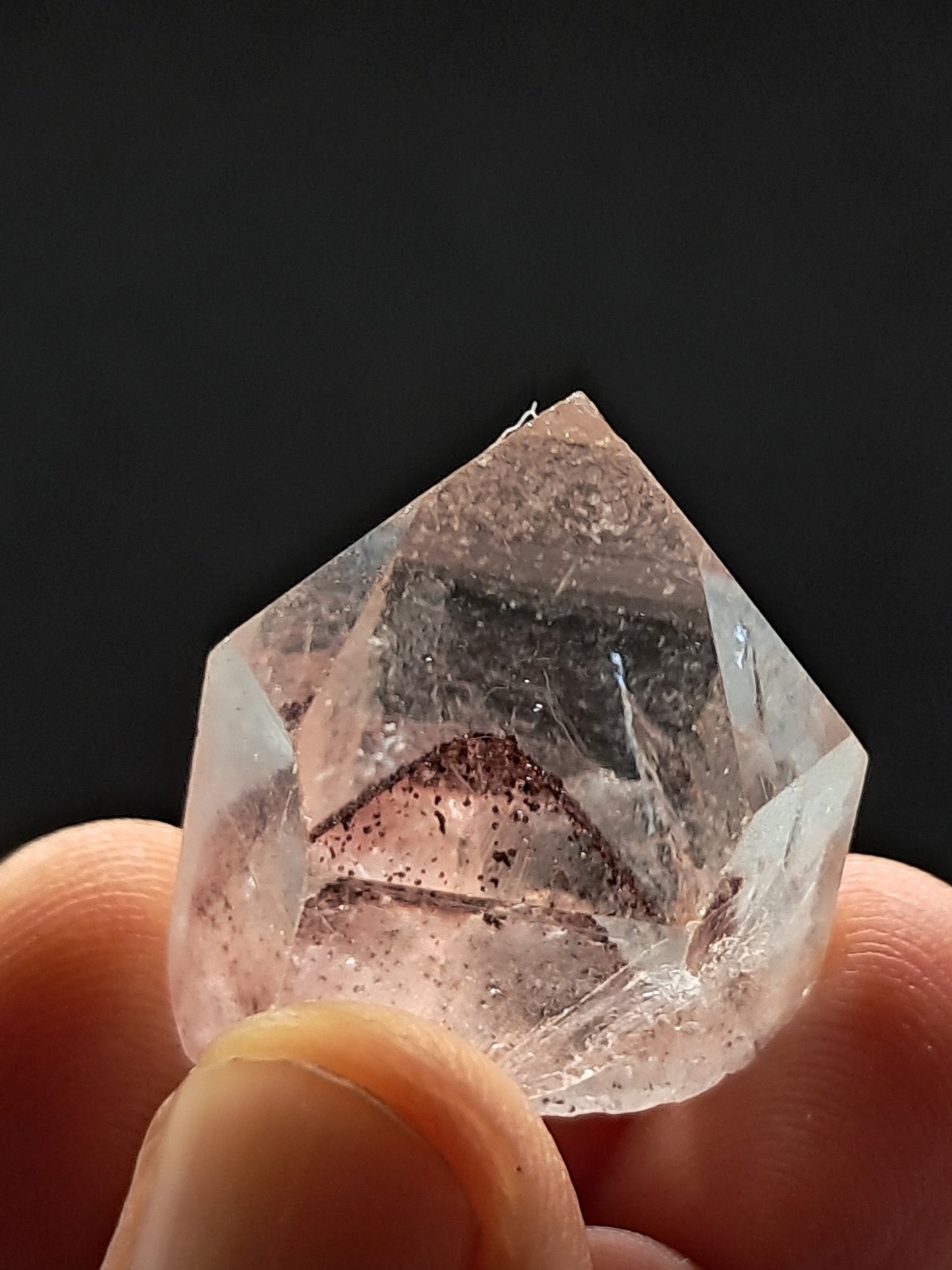 Punta de cristal natural de cuarzo fantasma hematita (Telangana) | Ejemplar mineral n.° HPQ3