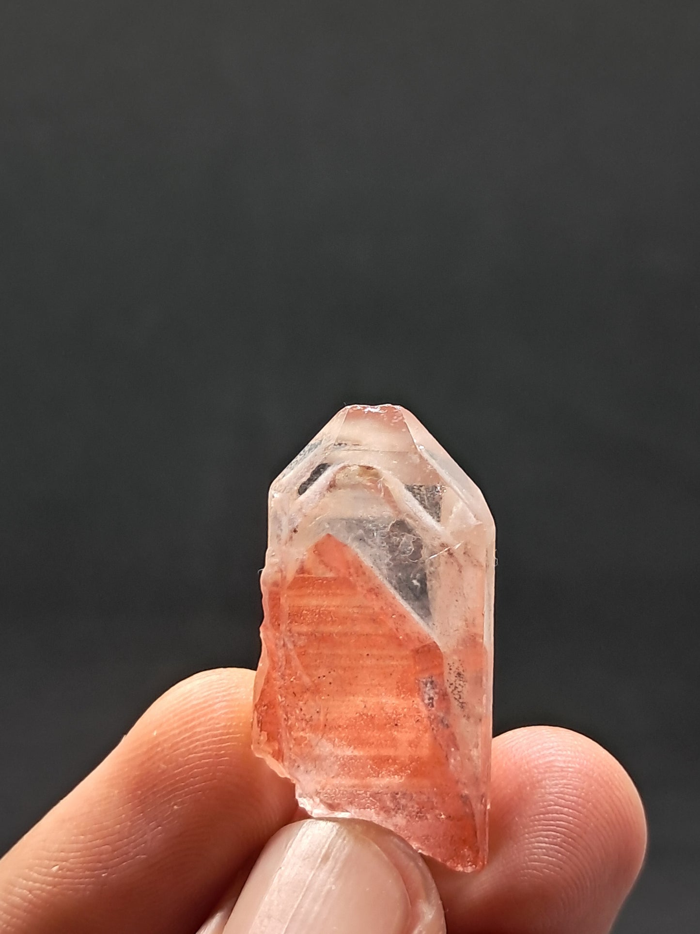 Punta de cristal natural de cuarzo fantasma tabular de hematita roja brillante (Telangana) | Ejemplar mineral n.° HPQ4