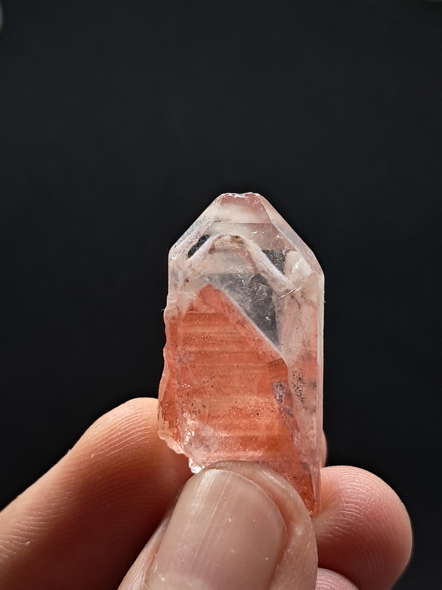 Punta de cristal natural de cuarzo fantasma tabular de hematita roja brillante (Telangana) | Ejemplar mineral n.° HPQ4