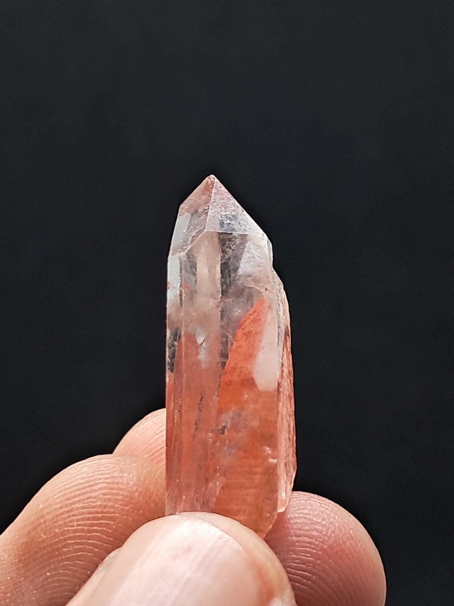 Punta de cristal natural de cuarzo fantasma tabular de hematita roja brillante (Telangana) | Ejemplar mineral n.° HPQ4