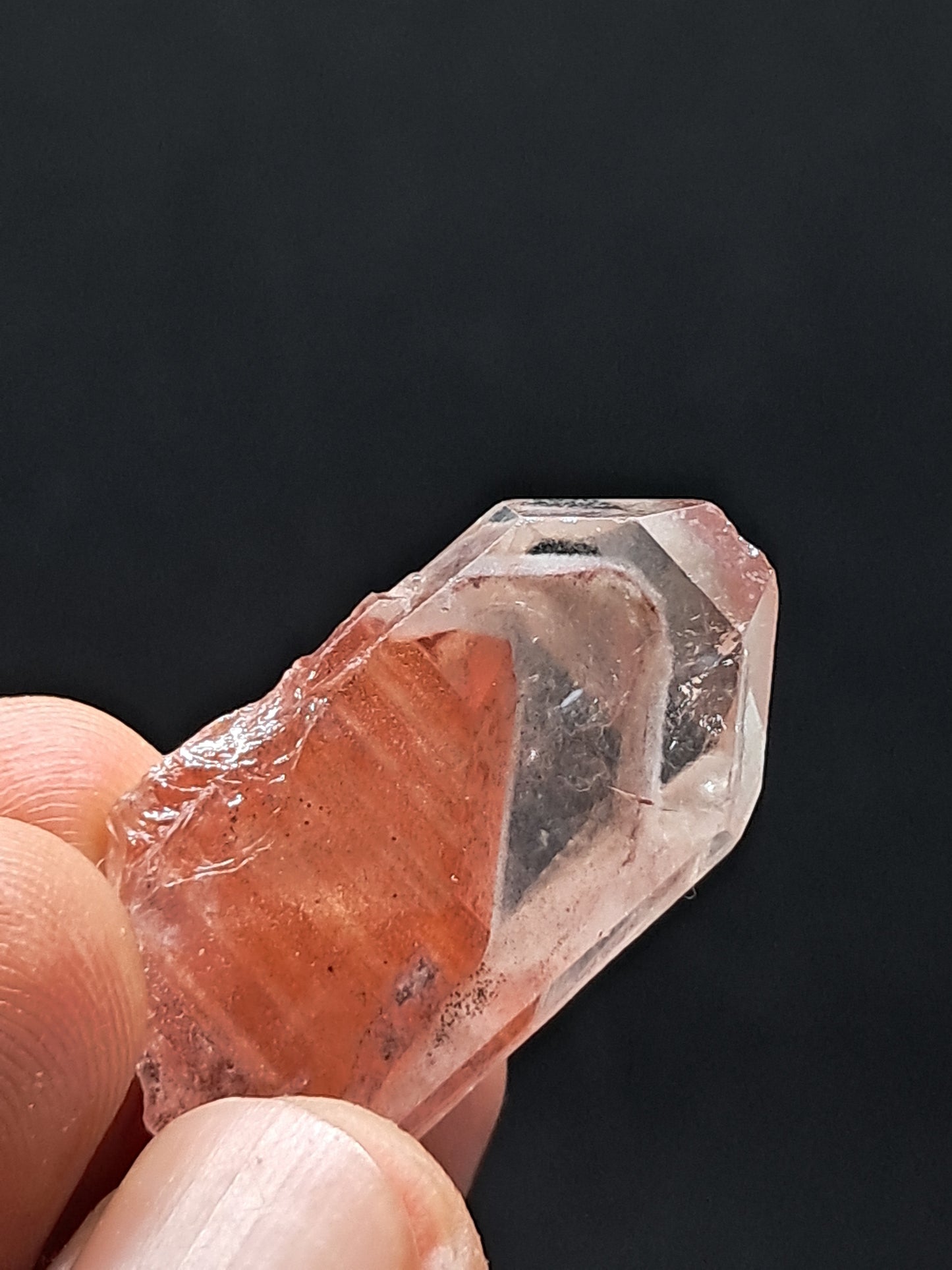 Punta de cristal natural de cuarzo fantasma tabular de hematita roja brillante (Telangana) | Ejemplar mineral n.° HPQ4