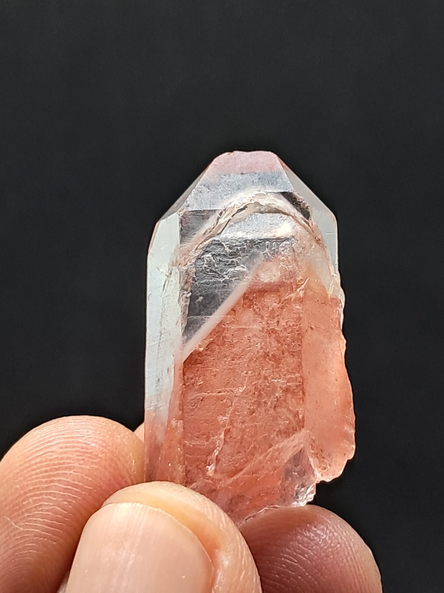 Punta de cristal natural de cuarzo fantasma tabular de hematita roja brillante (Telangana) | Ejemplar mineral n.° HPQ4