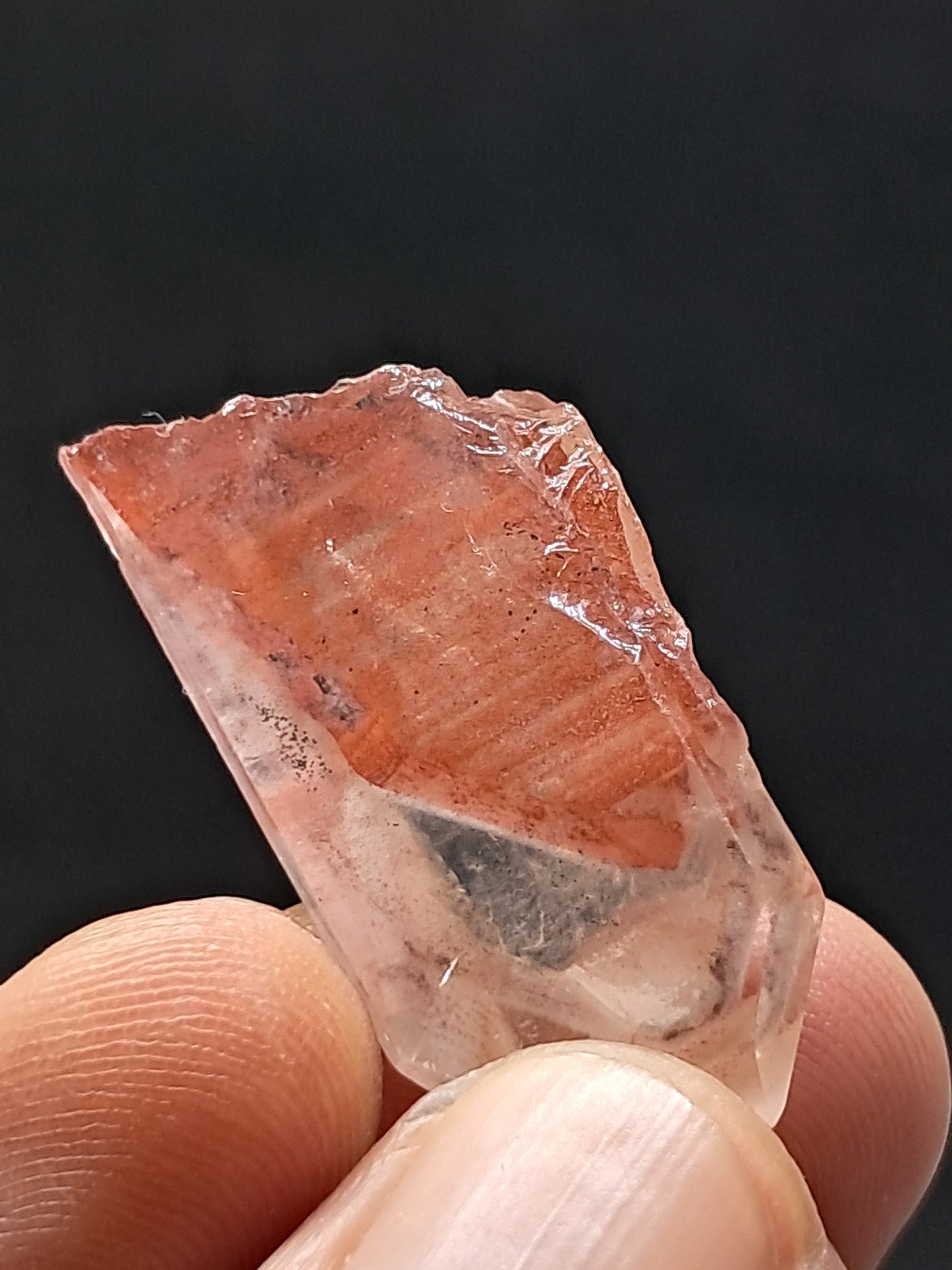 Punta de cristal natural de cuarzo fantasma tabular de hematita roja brillante (Telangana) | Ejemplar mineral n.° HPQ4