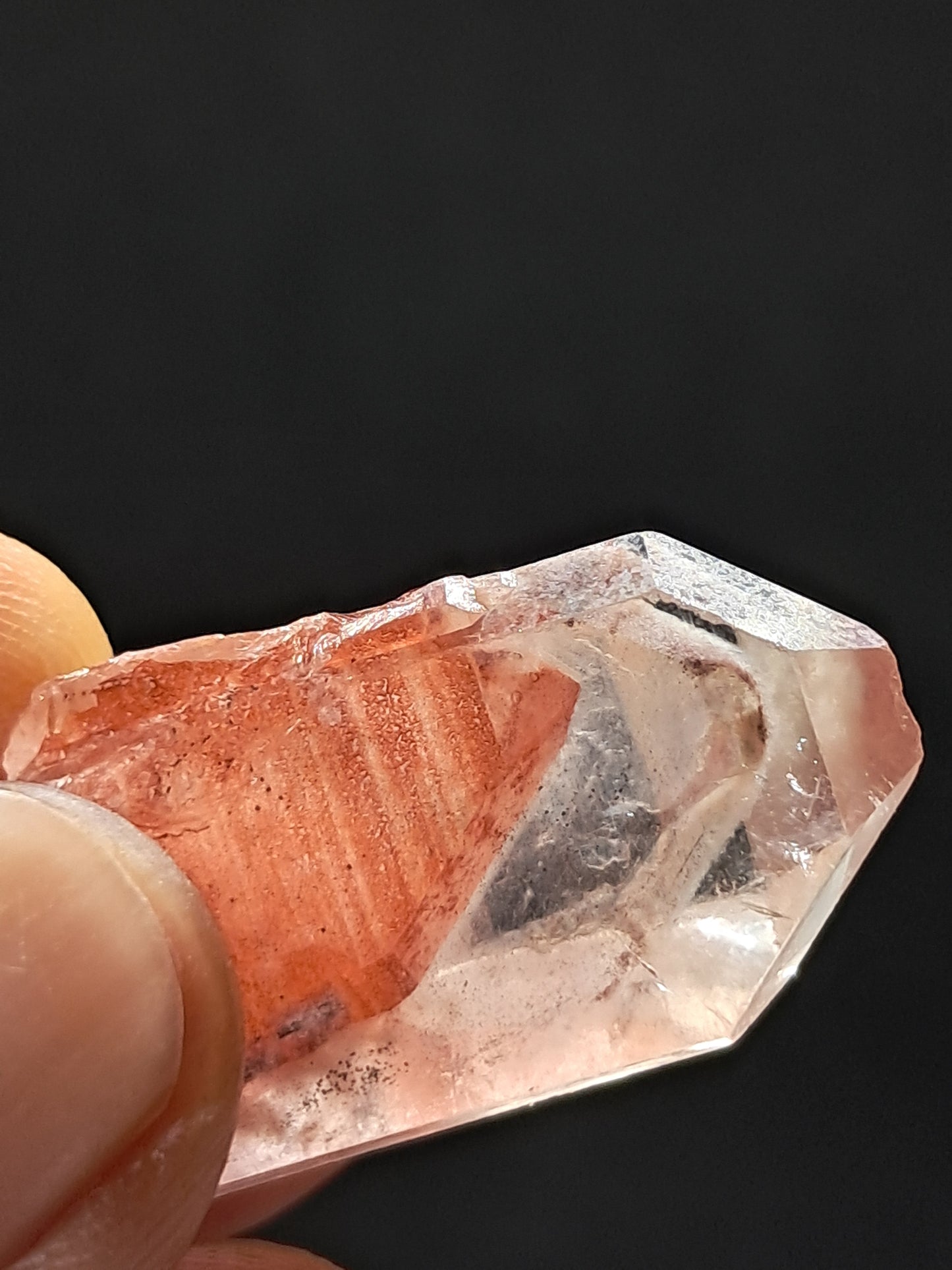 Punta de cristal natural de cuarzo fantasma tabular de hematita roja brillante (Telangana) | Ejemplar mineral n.° HPQ4