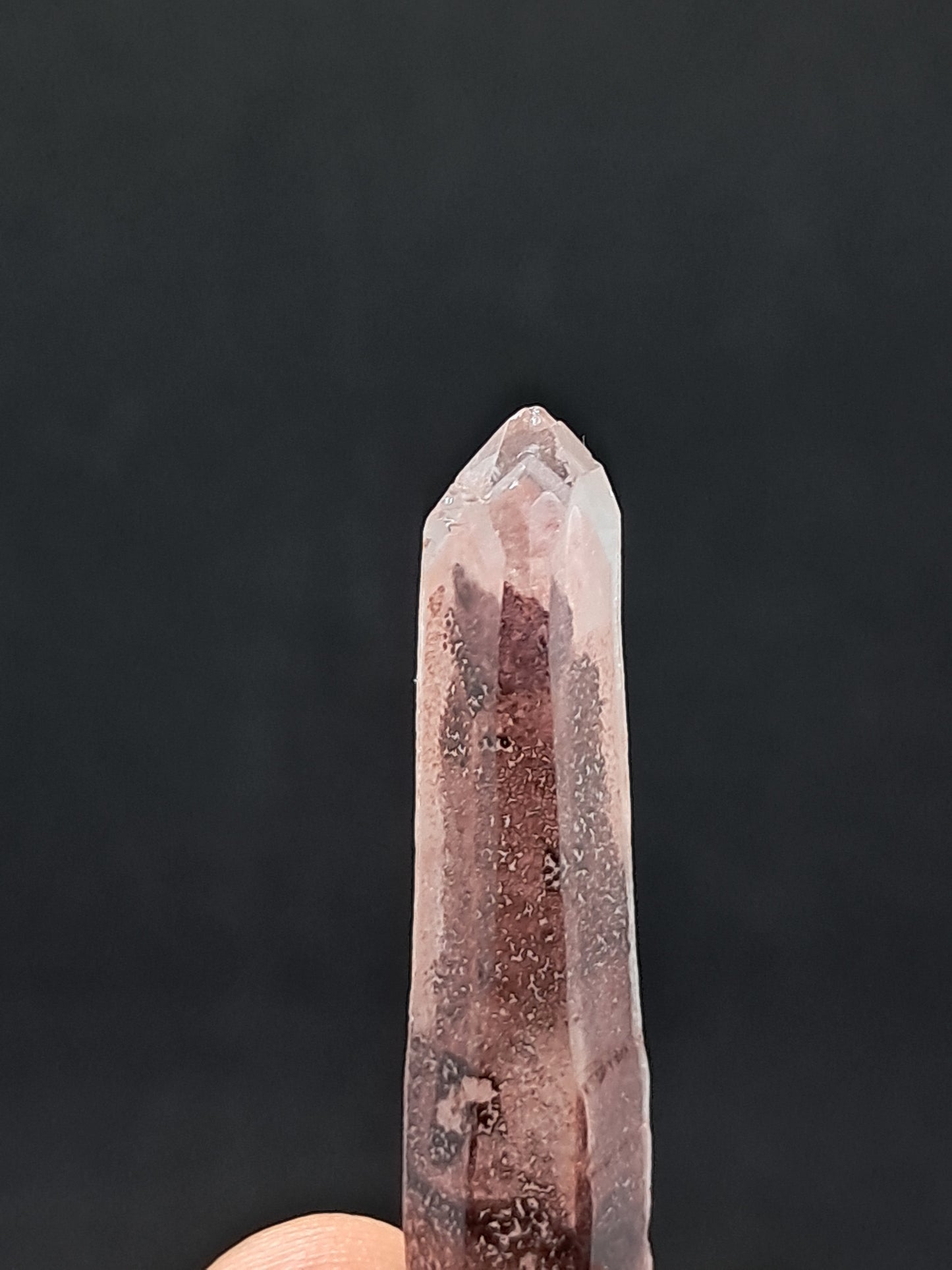 Punta de cristal natural de cuarzo fantasma hematita (Telangana) | Ejemplar mineral n.° HPQ5