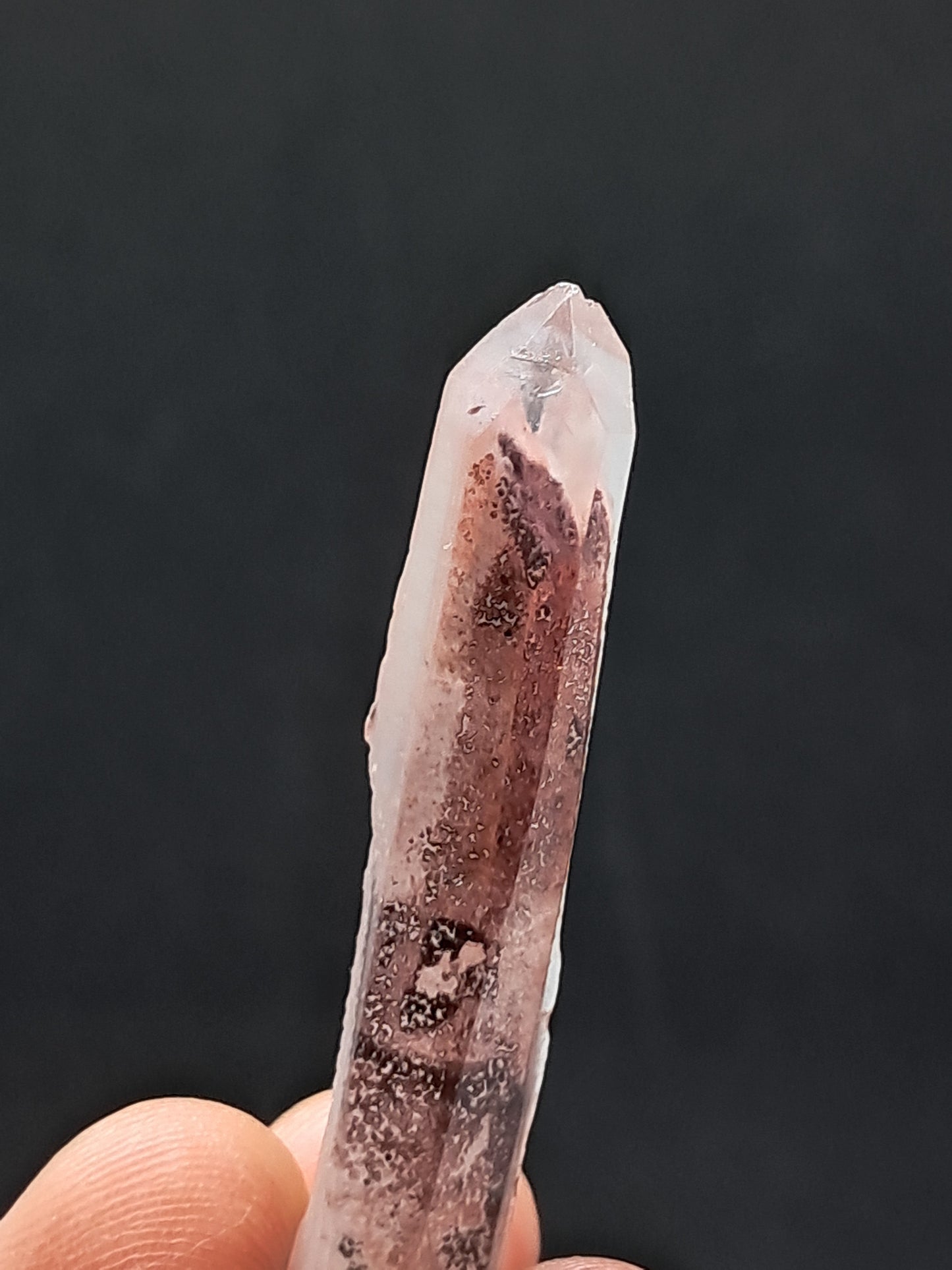 Punta de cristal natural de cuarzo fantasma hematita (Telangana) | Ejemplar mineral n.° HPQ5