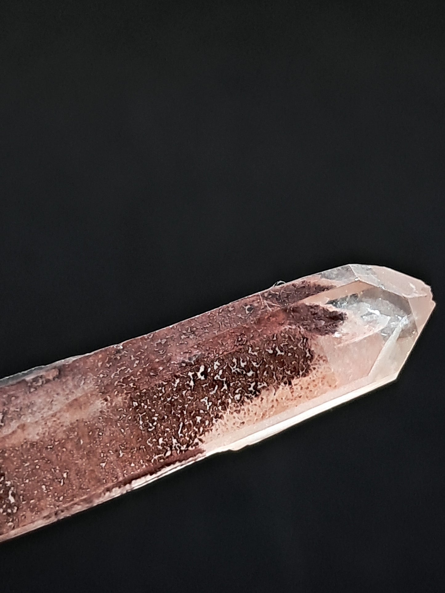 Punta de cristal natural de cuarzo fantasma hematita (Telangana) | Ejemplar mineral n.° HPQ5