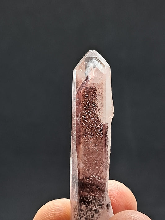 Punta de cristal natural de cuarzo fantasma hematita (Telangana) | Ejemplar mineral n.° HPQ5