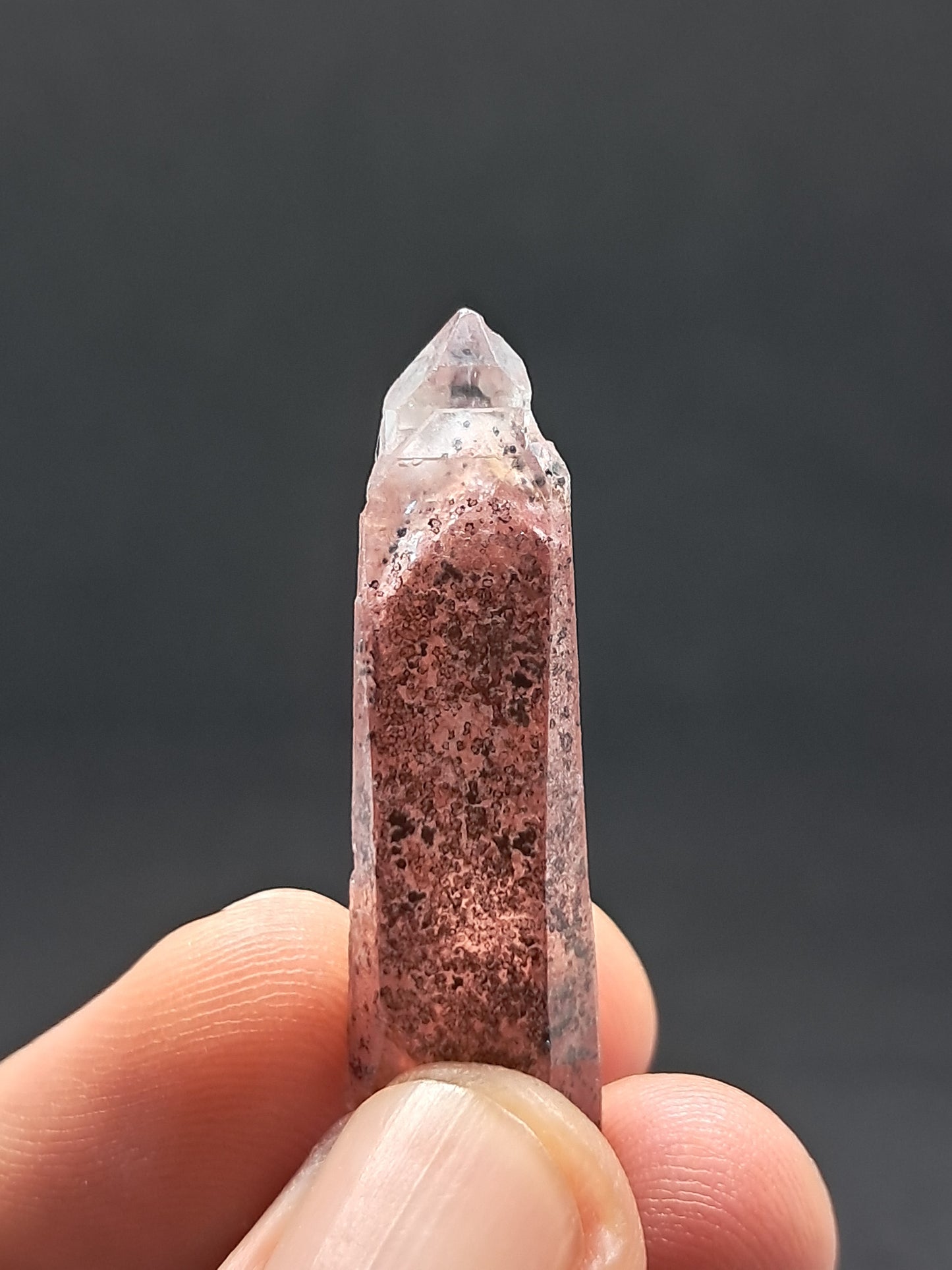 Punta de cristal natural de cuarzo fantasma hematita (Telangana) | Ejemplar mineral n.° HPQ7