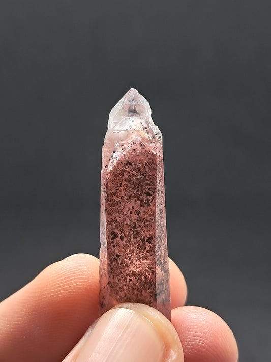 Punta de cristal natural de cuarzo fantasma hematita (Telangana) | Ejemplar mineral n.° HPQ7