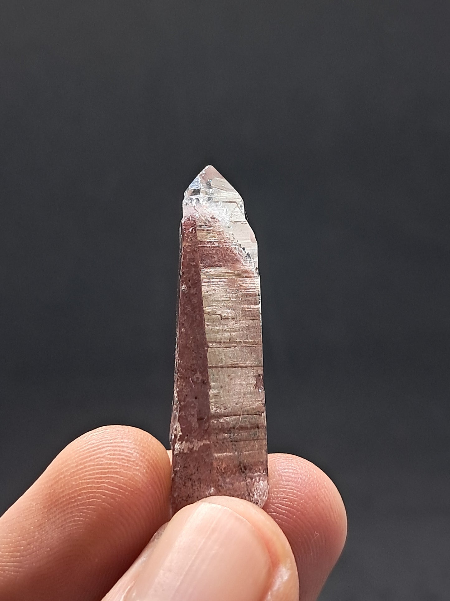 Punta de cristal natural de cuarzo fantasma hematita (Telangana) | Ejemplar mineral n.° HPQ7
