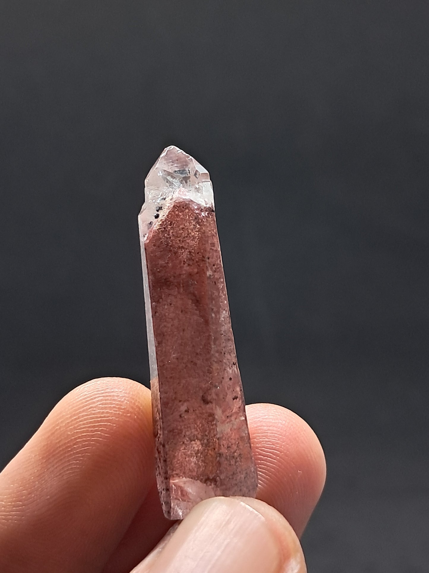 Punta de cristal natural de cuarzo fantasma hematita (Telangana) | Ejemplar mineral n.° HPQ7