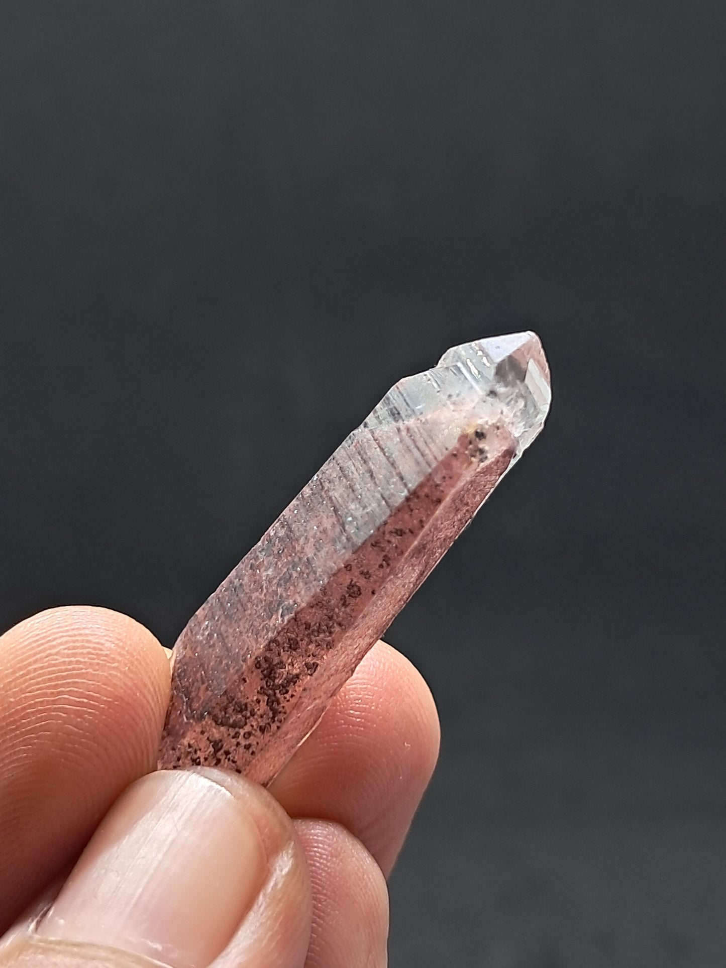 Punta de cristal natural de cuarzo fantasma hematita (Telangana) | Ejemplar mineral n.° HPQ7