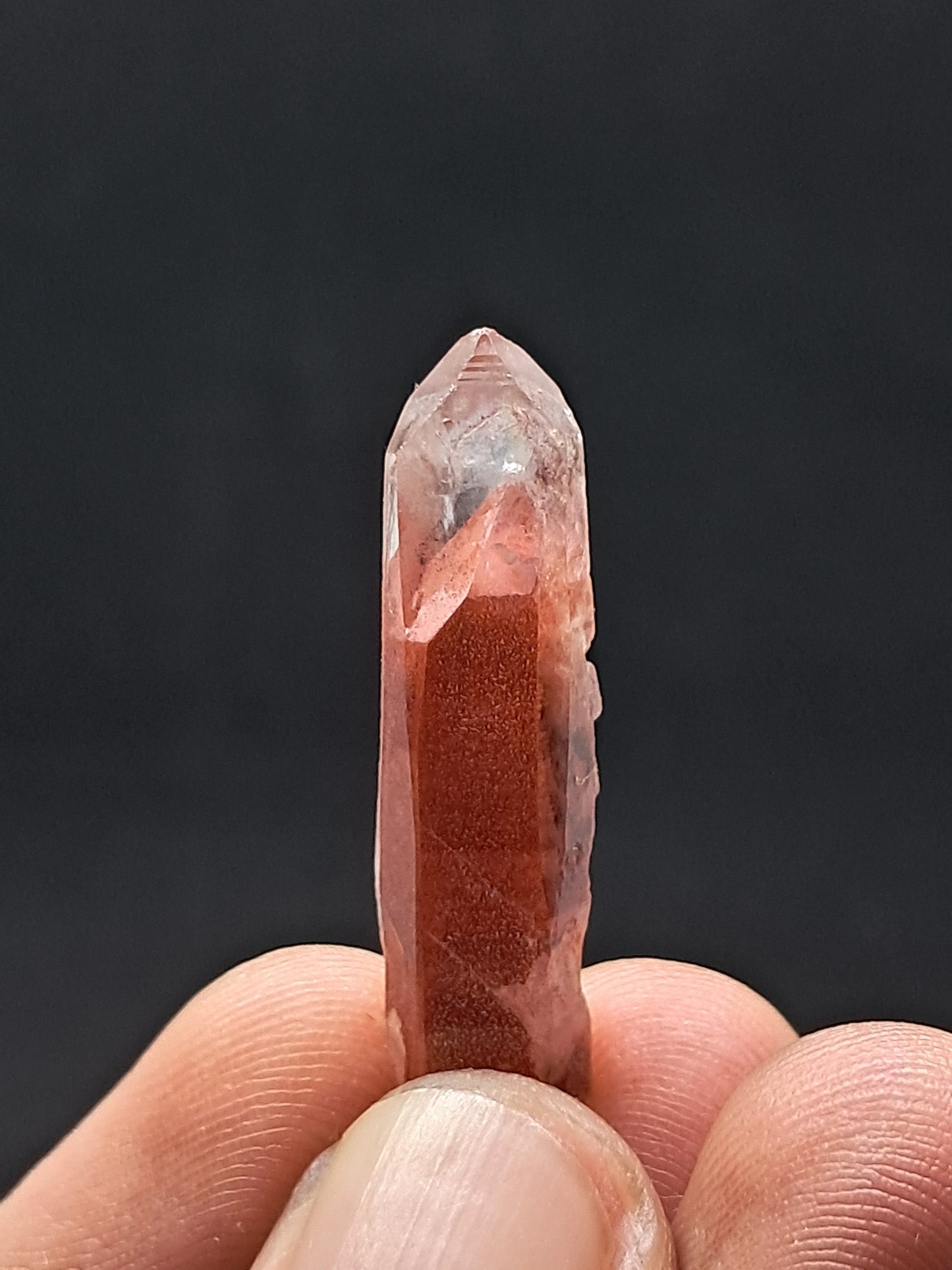 Cuarzo fantasma de hematita roja brillante (Telangana) | Punta de cristal natural | Ejemplar mineral n.° HPQ9