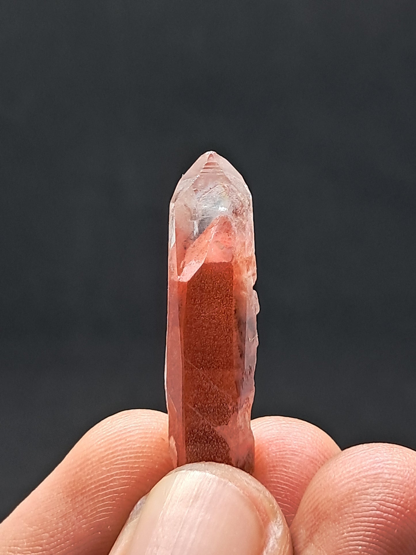 Cuarzo fantasma de hematita roja brillante (Telangana) | Punta de cristal natural | Ejemplar mineral n.° HPQ9